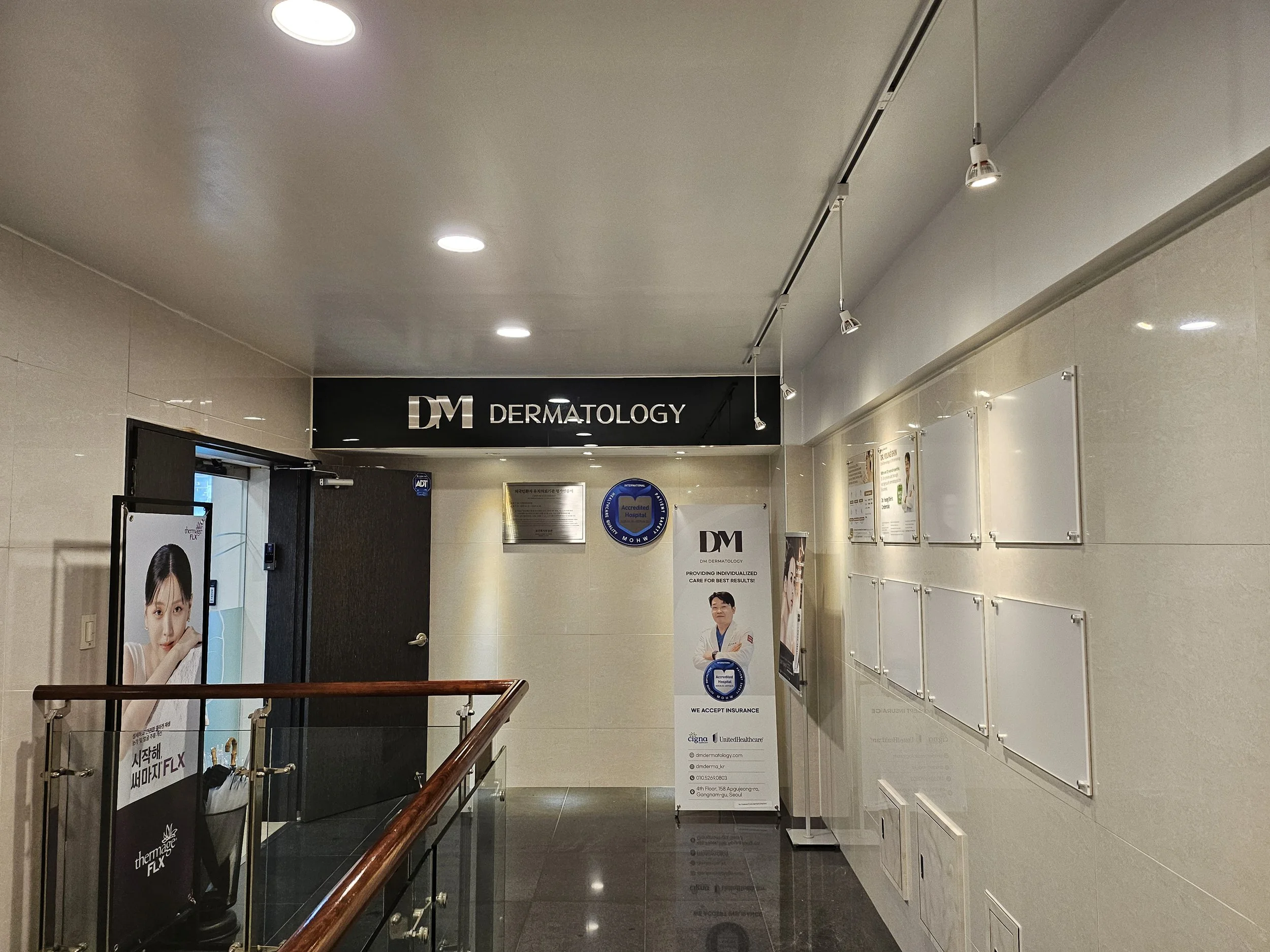 一上四楼，走廊左侧就是诊所的入口。