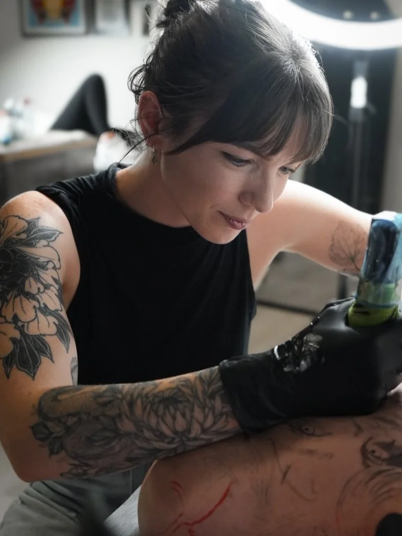 💥ARTIST ANNOUNCEMENT💥 @sianatattoos 

Please welcome the awesome and talented @sianatattoos to  Ravens Hollow! Specialising in black and grey with a twist. Welcome to the family Siana! 

For all bookings and enquires please contact @sianatattoos di