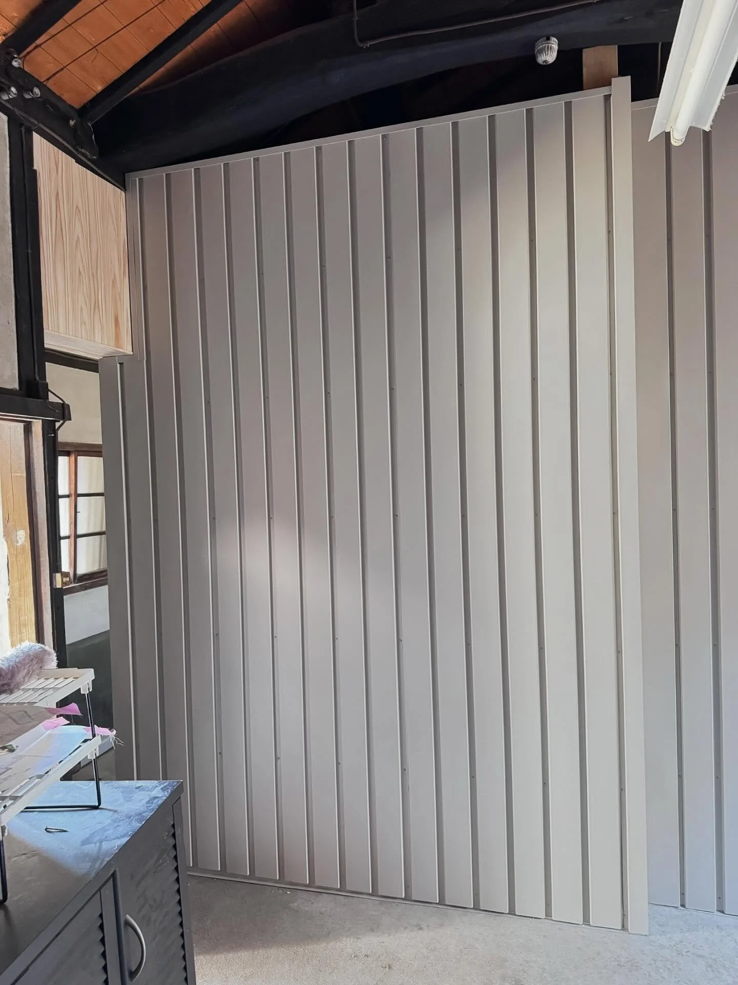 クリームベージュ角波
#建築板金#屋根#外壁#雨漏り#ガルバリウム鋼板#立平葺き#カバー工法#サイディング#波板#雨樋#加古川#高砂#明石#姫路#兵庫#職人#スタッフ#募集中