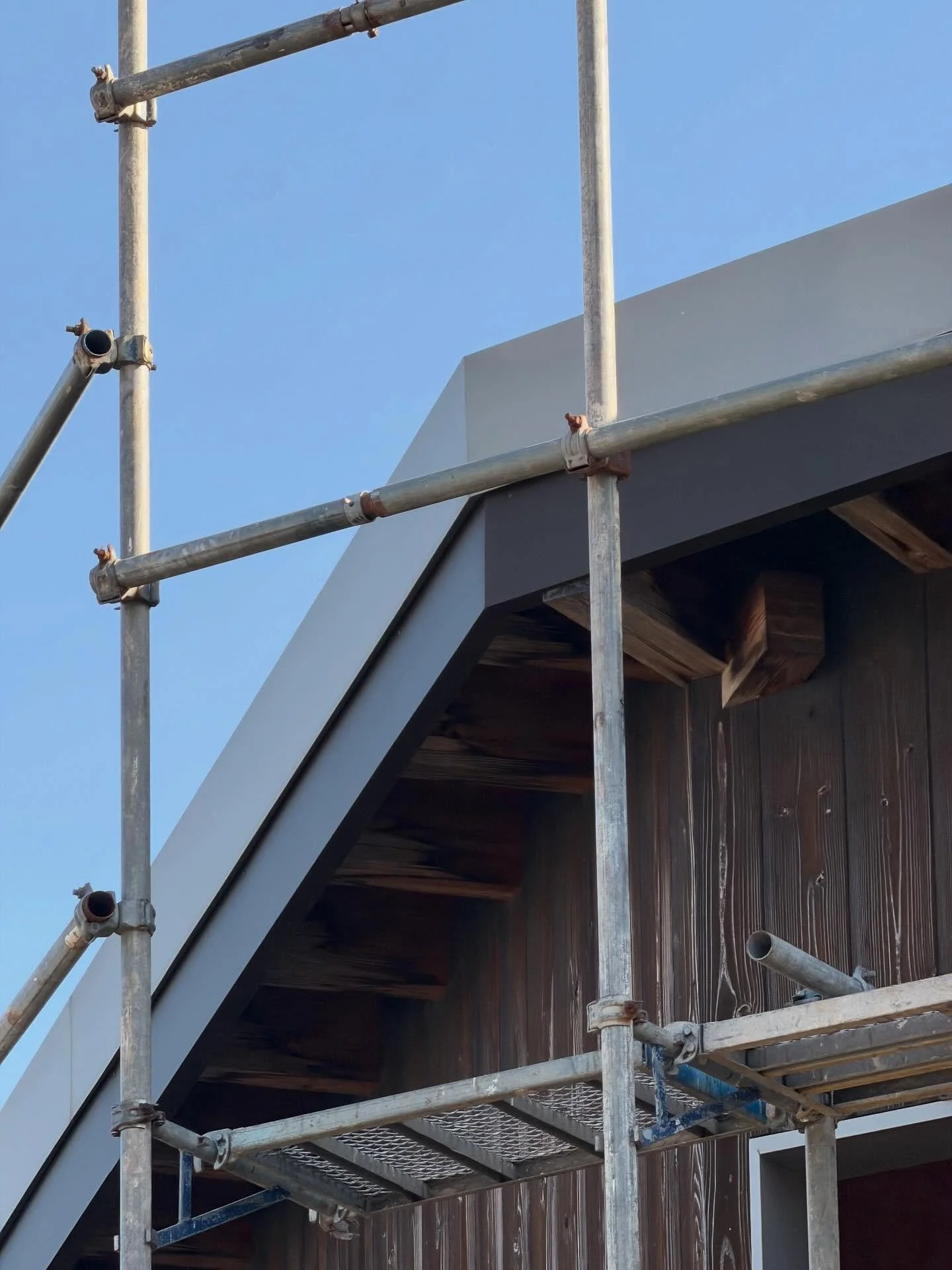 母屋から雨漏り修理工事🔨
木下地〜破風板金施工しました‼️
パリッと綺麗に収まりました🫡
#建築板金#屋根#外壁#雨漏り#ガルバリウム鋼板#立平葺き#カバー工法#サイディング#波板#雨樋#加古川#高砂#明石#姫路#兵庫#職人#スタッフ#募集中