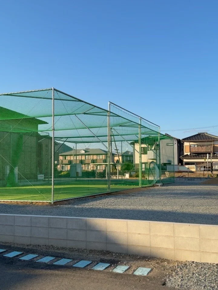 「思い切り野球を練習できる場所がほしい」
そんなお客様の声から始まった今回のプロジェクト。
ついに素敵な野球練習場が完成しました⚾️✨
ご依頼いただきありがとうございました！

#建築板金#屋根#外壁#雨漏り#ガルバリウム鋼板#立平葺き#カバー工法#サイディング#波板#雨樋#加古川#高砂#明石#姫路#兵庫#職人#スタッフ#募集中#野球練習場 #防球ネット工事