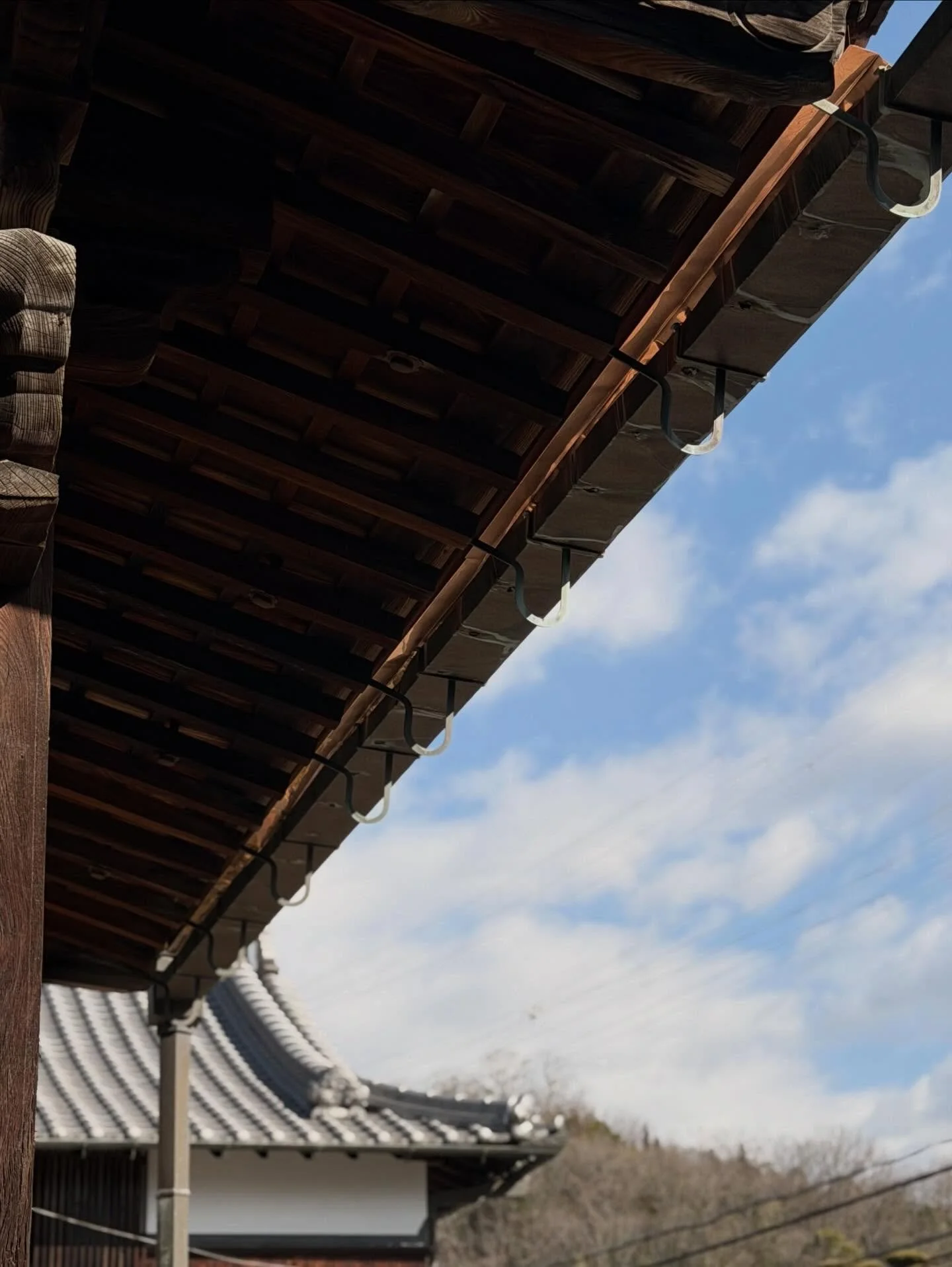 屋根と雨樋の間からの雨垂れ対策として、
銅の水切りを取り付けました☔️

目立たない部分こそ大事。
こうした積み重ねが安心につながります。
#建築板金#屋根#外壁#雨漏り#ガルバリウム鋼板立平葺きカバー工法サイディング波板雨樋加古川高砂明石姫路兵庫職人スタッフ募集中