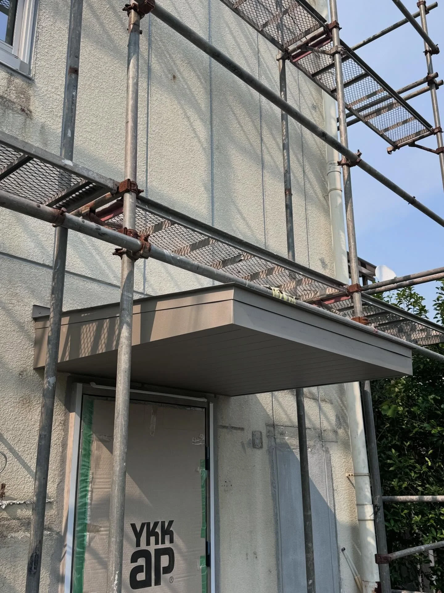 オリジナル庇を製作・施工しました。
建物に合わせた設計で、機能性とデザイン性を両立。
リフォーム工事も対応しています。

#オリジナル庇
#庇製作
#建築
#リフォーム
#職人仕事
オーダーメイド
外装工事