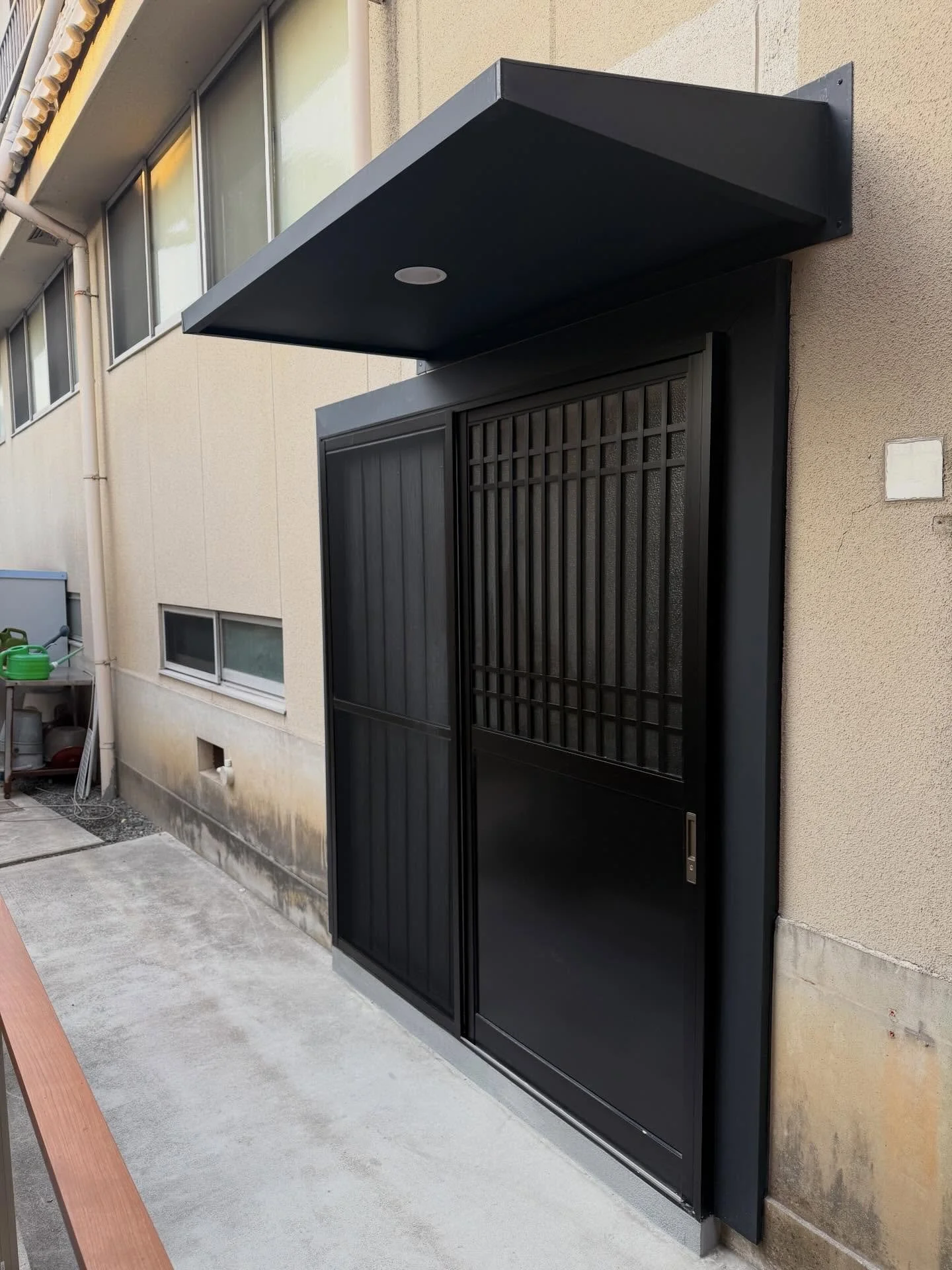 既存の壁を解体し、
新たに勝手口を施工させていただきました

後付けでも違和感のない仕上がりを目指しました。