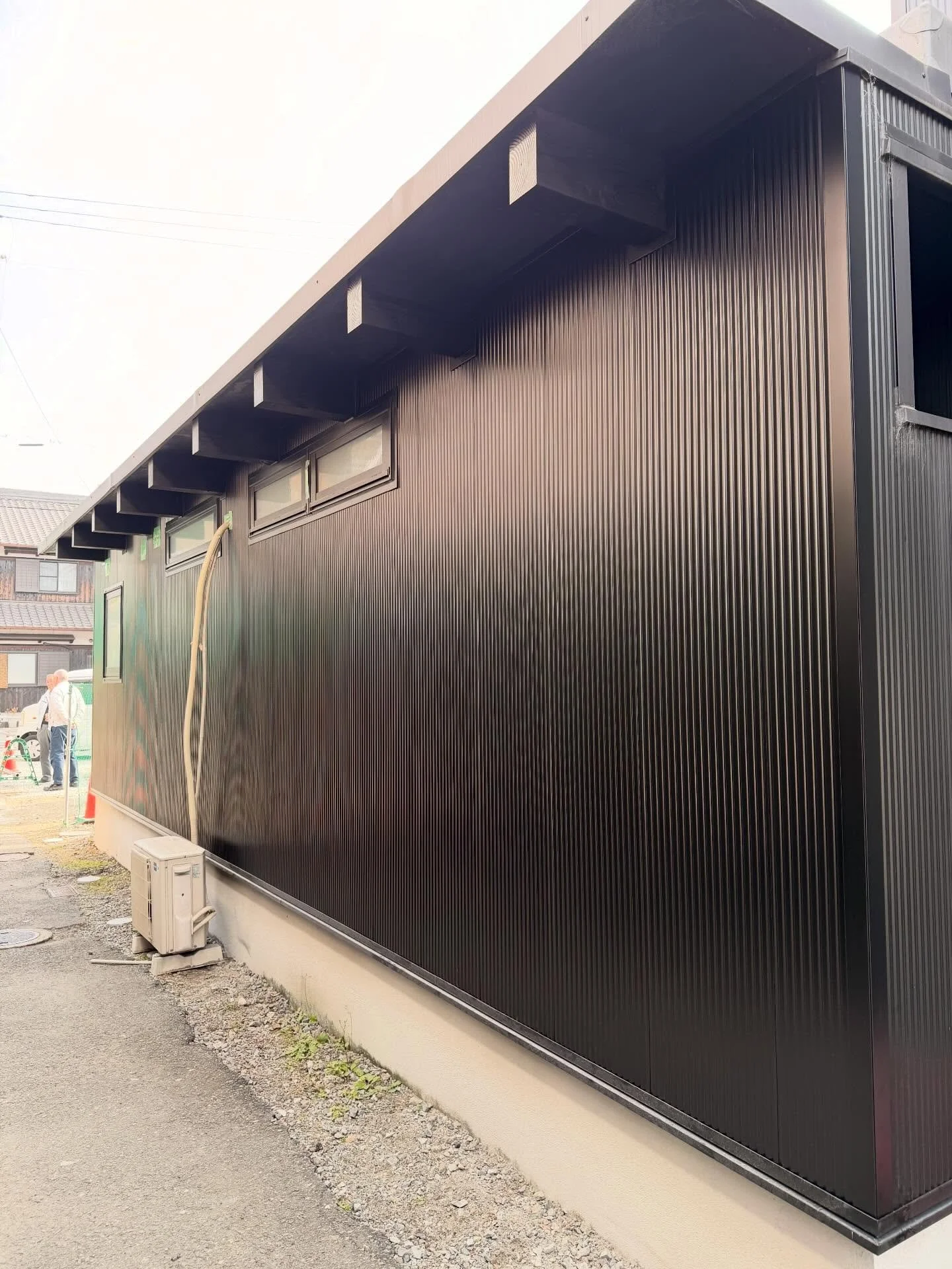 外壁張り替え修理工事完了✨

一度すべて既存外壁をめくり、
下地からしっかり確認して
新しい外壁材へ交換しました🔨

長く安心して住める住まいへ🏠

外壁リフォームのご相談もお気軽にDMください📩
#外壁工事
#外壁リフォーム
#外壁張り替え
#リフォーム事例
#建築板金