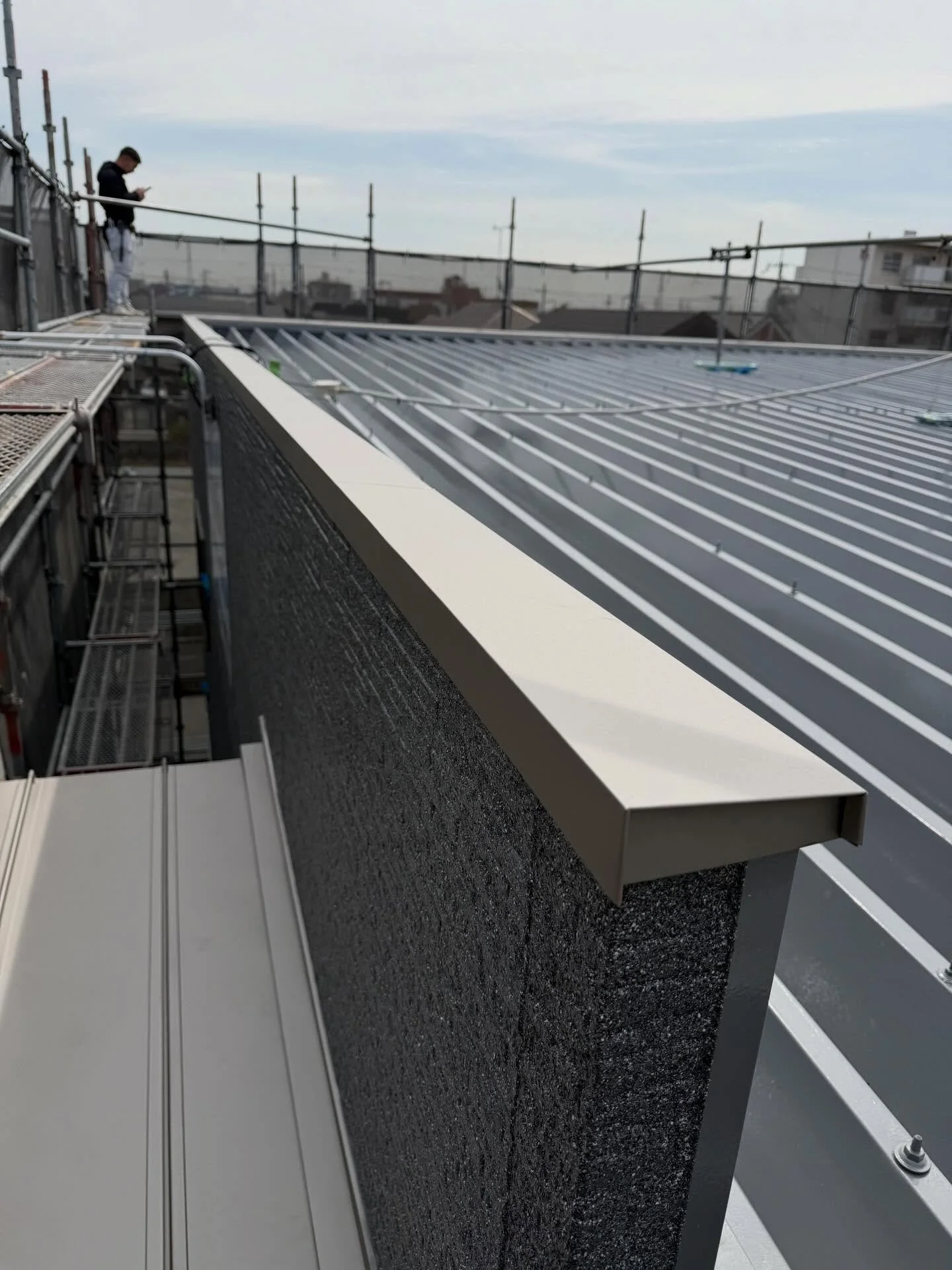 この笠木、ビスが見えません

表からビスを打つ施工もありますが、今回は見せない納まりに。

外からはビスが見えないので見た目がスッキリ

#笠木#パラペット#板金#外壁カバー工法#雨仕舞い建築現場職人仕事