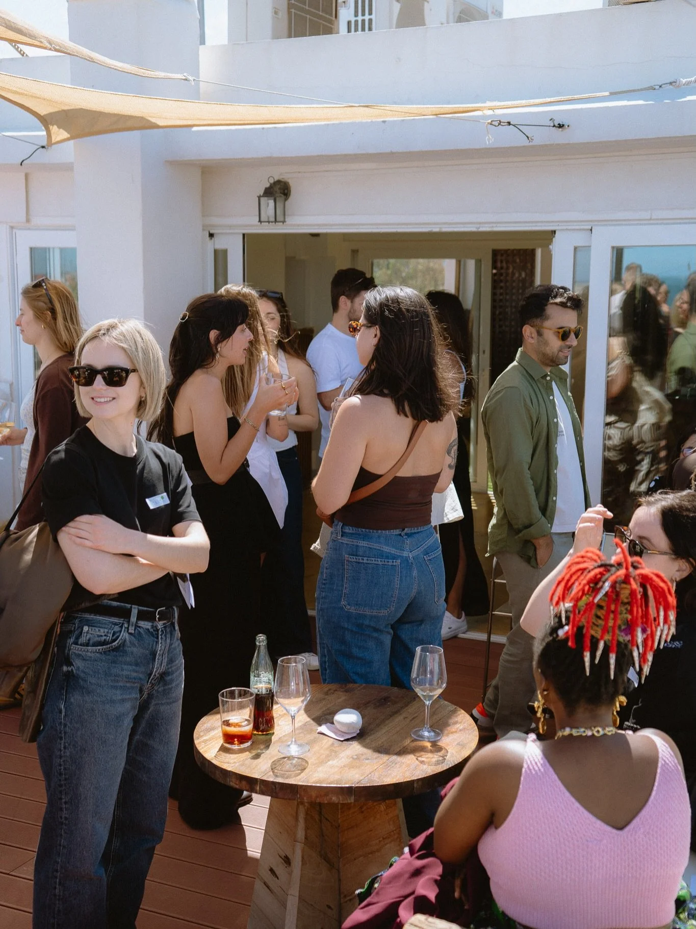 A little recap from our last Spanish, Sip &amp; Connections with @byjanerey at @sabbiavalencia 🌞🌊🎶

What an amazing group of humans 🥹✨
We truly hope each one of you made some meaningful new connections and left feeling a little more confident, re