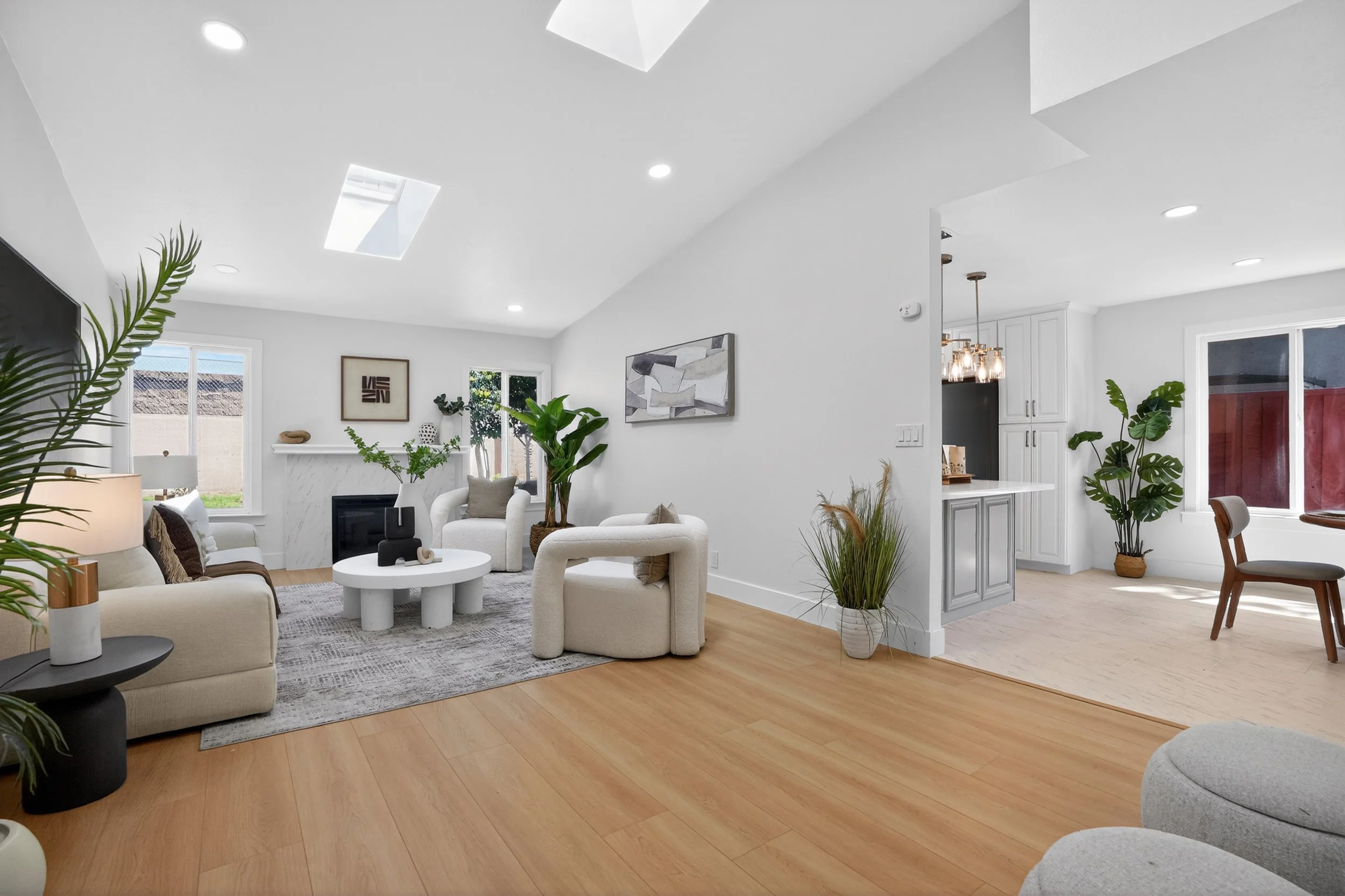 09_1718_Cheney_Dr-Living_room-3821.jpg