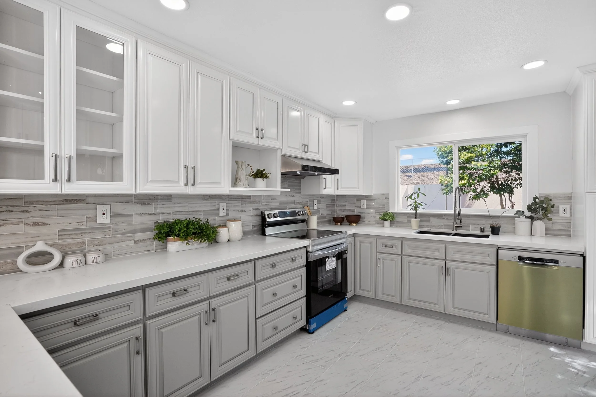 16_1718_Cheney_Dr-Kitchen-3830.jpg