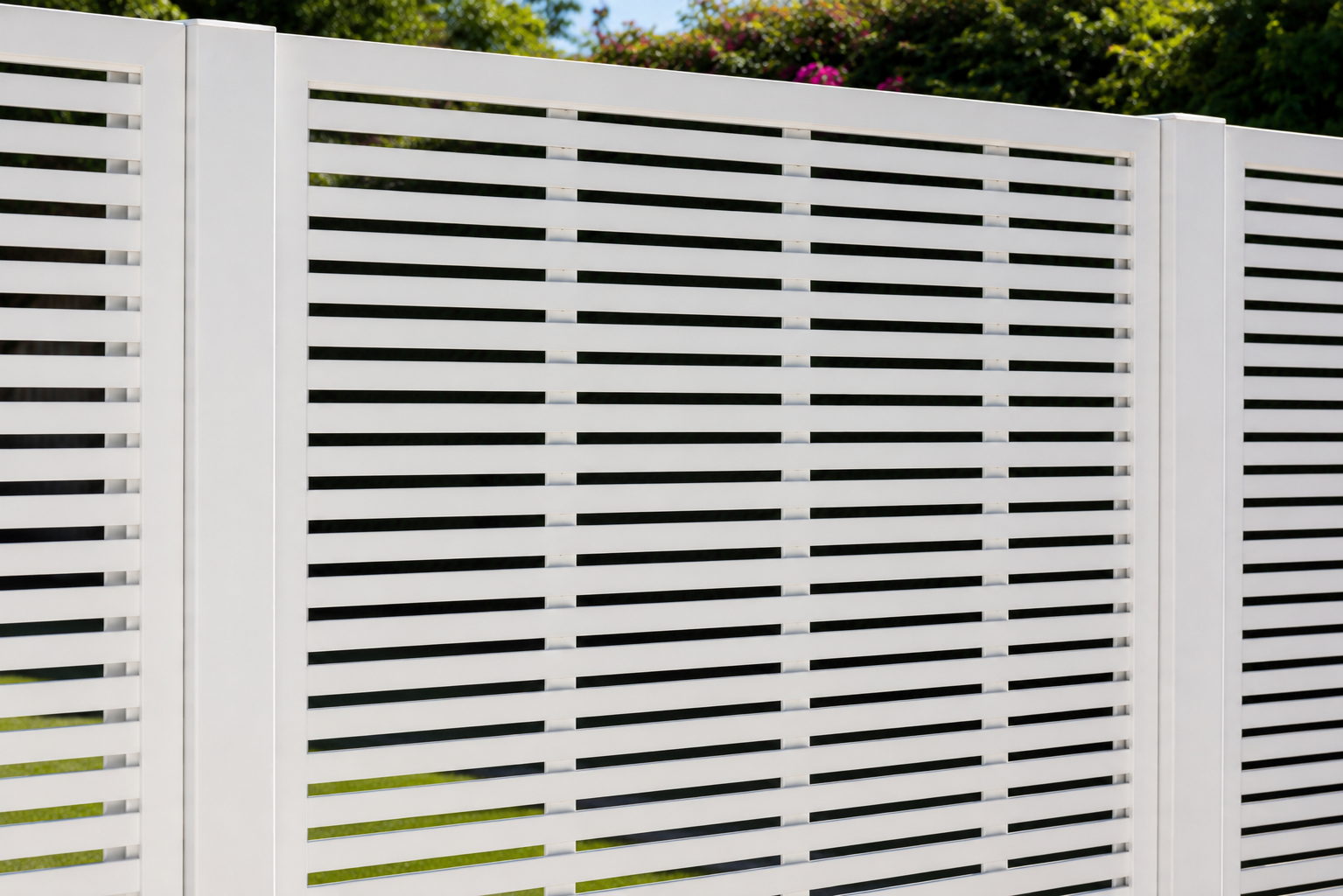 Close-up of a modern white aluminium horizontal slat privacy screen with square posts, showcasing clean architectural detailing and powder-coated finish by Whenua Scapes in Auckland.
