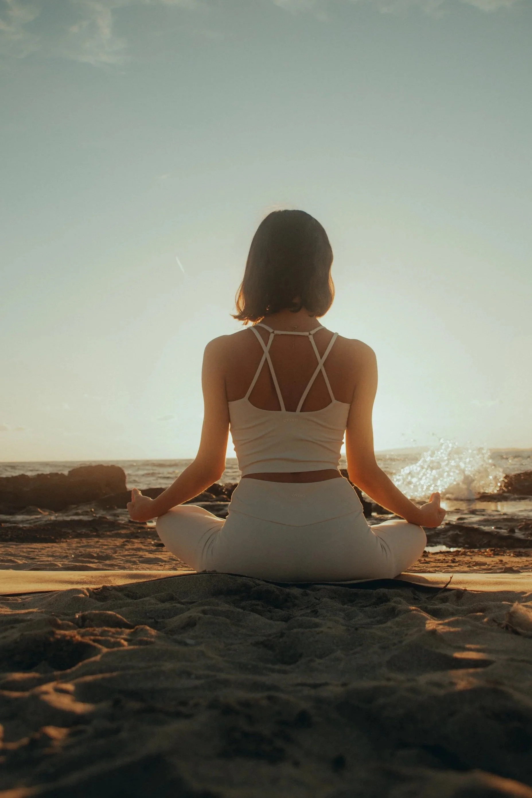 Tu instructora practicando yoga al aire libre