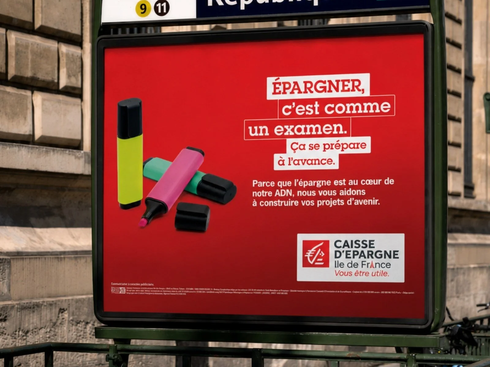 Affiche publicitaire rouge de la Caisse d’Épargne Île-de-France avec des surligneurs colorés et le slogan « Épargner, c’est comme un examen. Ça se prépare à l’avance. »