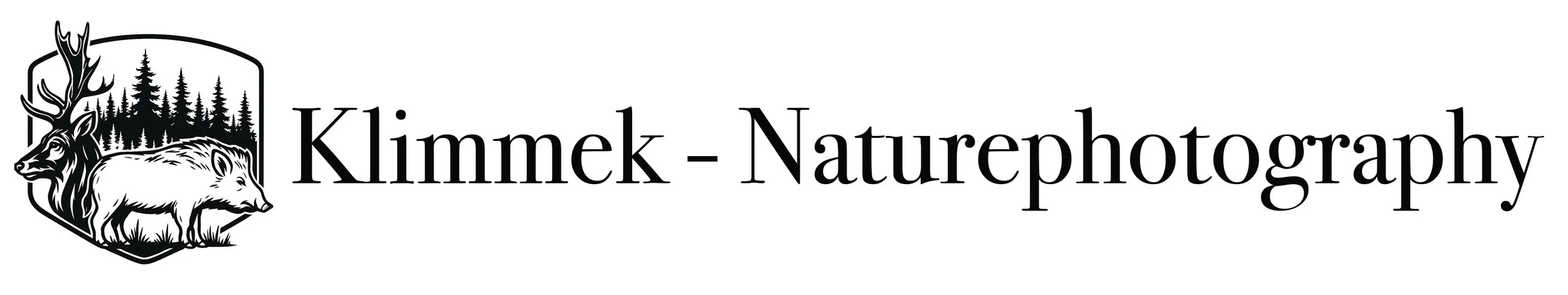 Ein Logo mit einem Hirsch, einem Wildschwein und einem Wald im Hintergrund, daneben der Schriftzug "Kimmek-Naturephotography".