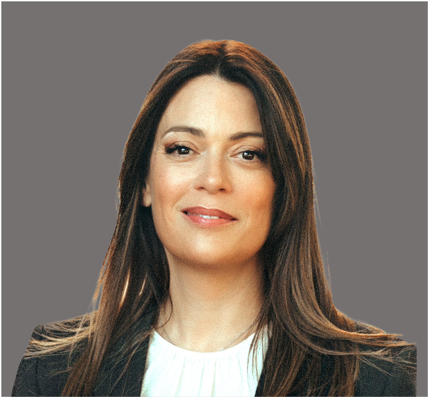 Porträt einer Frau mit braunen Haaren auf grauem Hintergrund.