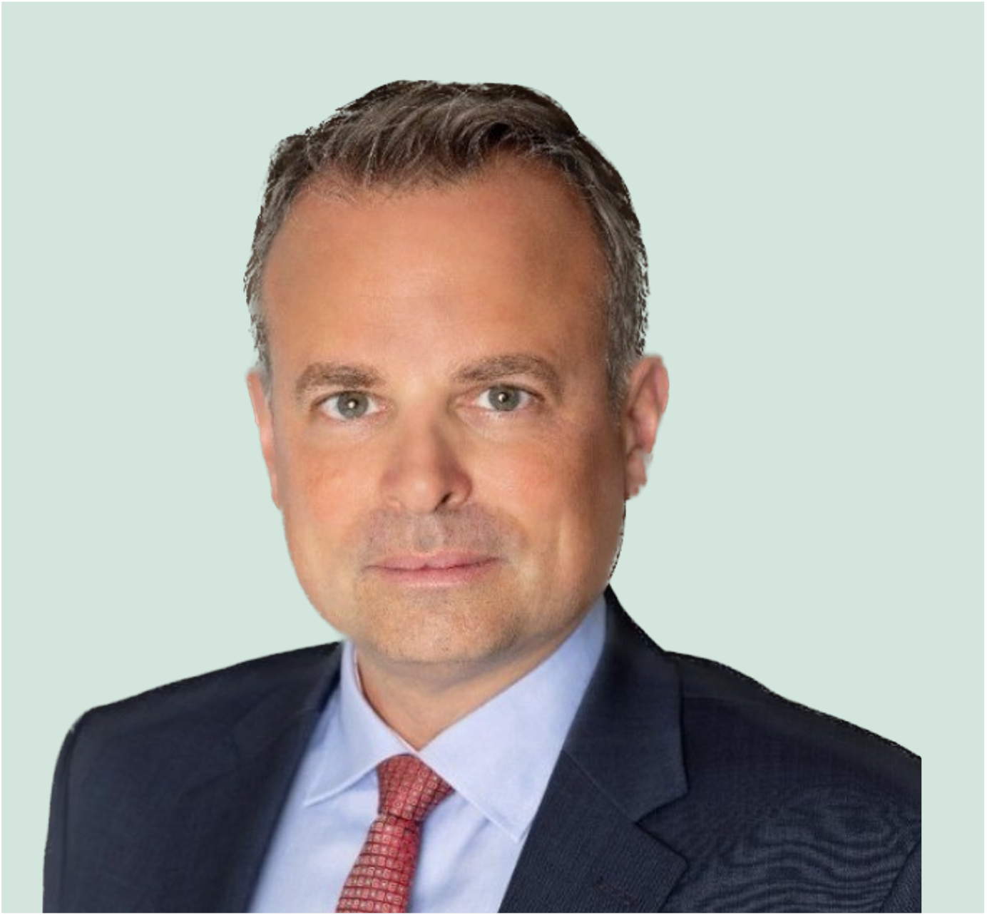 Professionelles Porträt eines Mannes in formeller Kleidung, dunkler Anzug, Hellblaues Hemd, Roter Krawatte, mit neutralem Gesichtsausdruck, vor hellem Hintergrund.