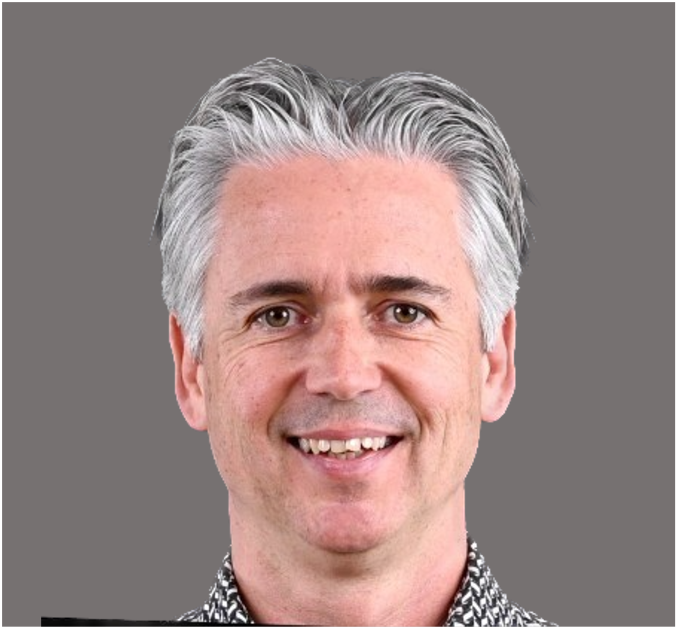Porträt eines Mannes mit grau meliertem Haar, lächelnd, vor einem grauen Hintergrund.