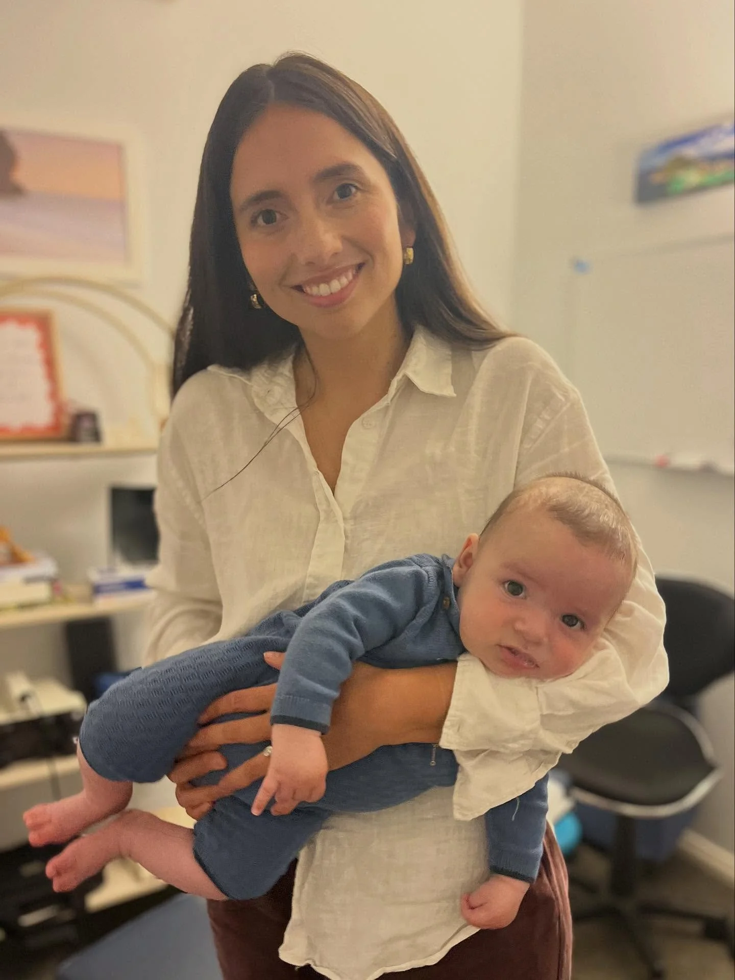 Have you noticed 👶🏽
* Your baby always looks to the same side? * Their head tilts consistently one way?
* Feeding is easier on one breast than the other? * Flattening on one side of the head? * Difficulty settling unless held on a particular side? 