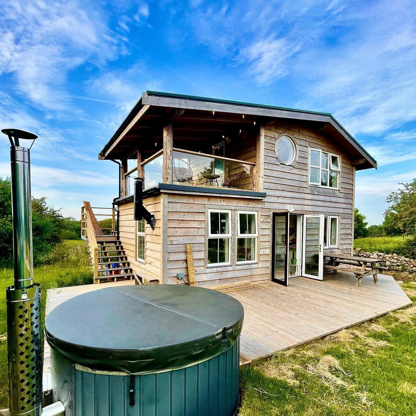 Spread the word&hellip; 
Westports LATEST &amp; GREATEST Airbnb, &ldquo; &Eacute;al&uacute; &rdquo;🌻🏡

&Eacute;AL&Uacute; direct Irish translation for ESCAPE most definitely captures what this unique AirBnB has to offer✨🌅☀️

Take a closer look at 