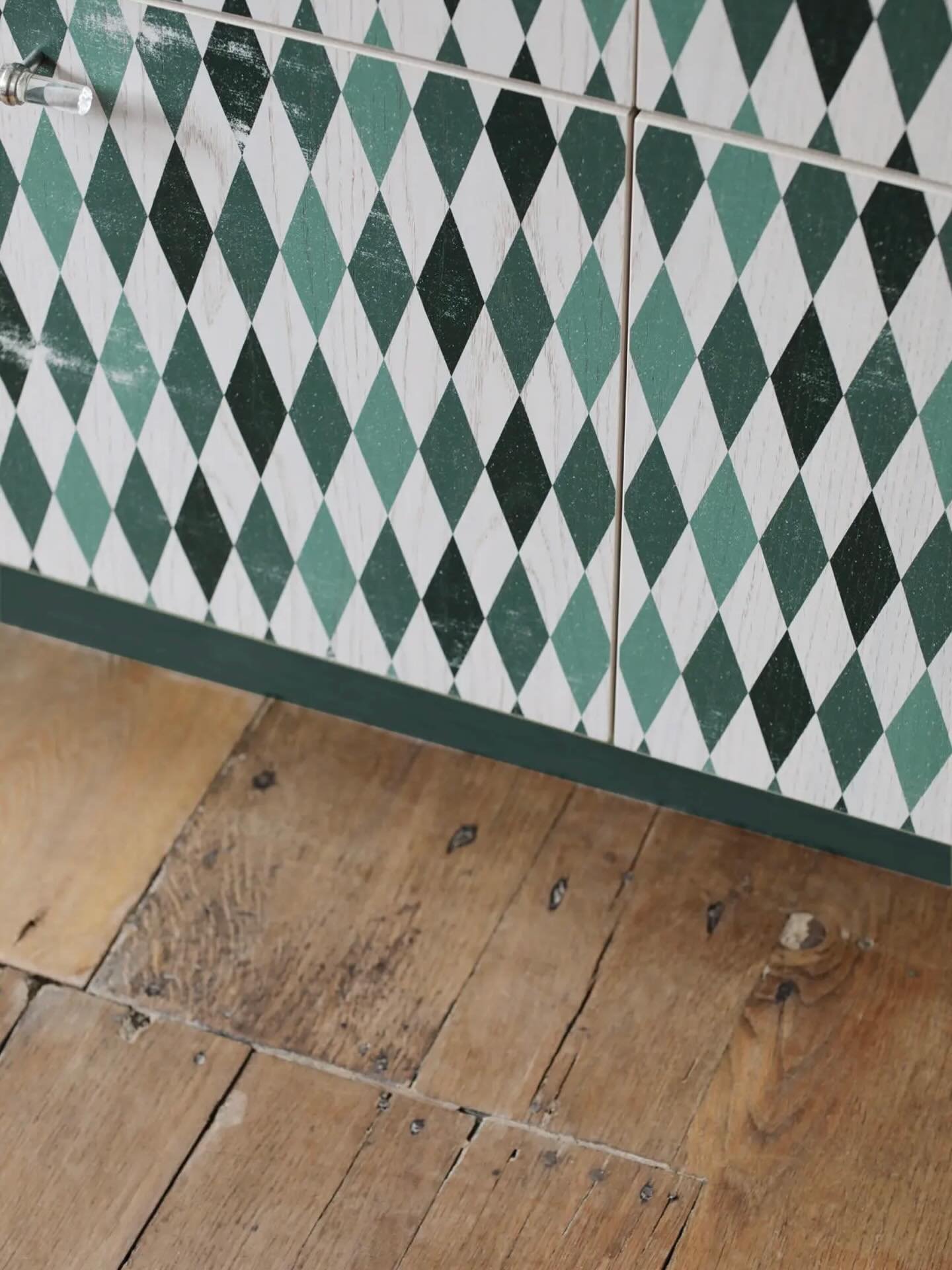 Discover our printed kitchens&hellip;We specialize in custom prints that match seamlessly across surfaces, creating a uniquely cohesive design.

This particular print has a textured finish that gives the appearance of gentle wear over time, however i