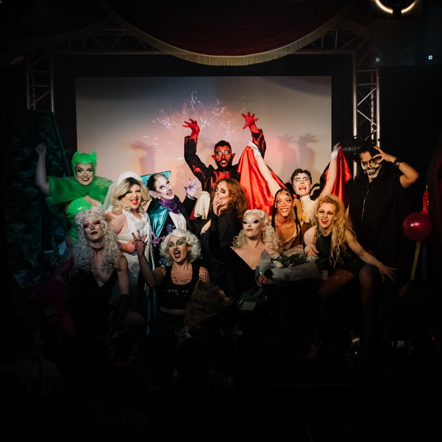 🤘 OH WHAT A CAST! 

Presenting the Tales from the Grave cast of 2025 as captured by @nostressifnot at @the86bar 

@thepommedeterror 
@azcadelia_ 
@theloosemoose 
@stella_del_lure 
@salliecinnamonperforms 
@moxiedelite 
@iraluxuria 
@deville.theonly 