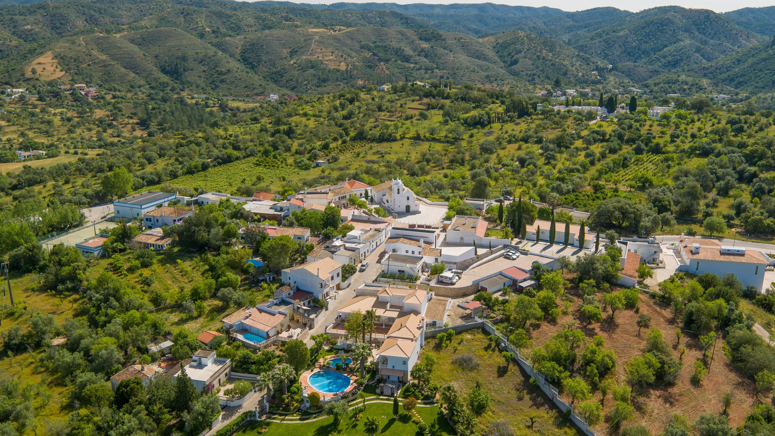 Let yourself be enchanted by these villages in the Algarve