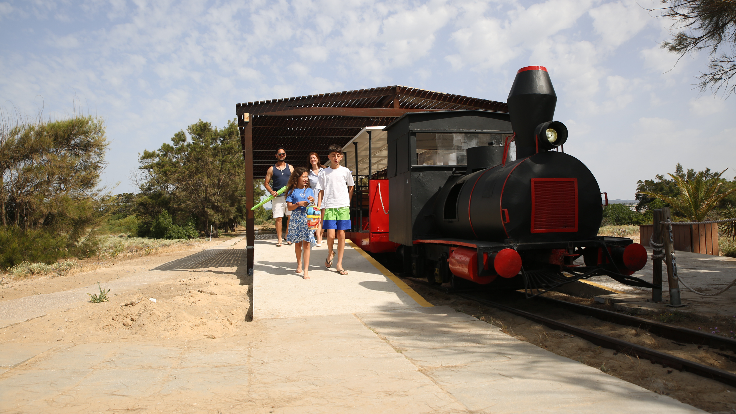 Family arriving Praia do Barril