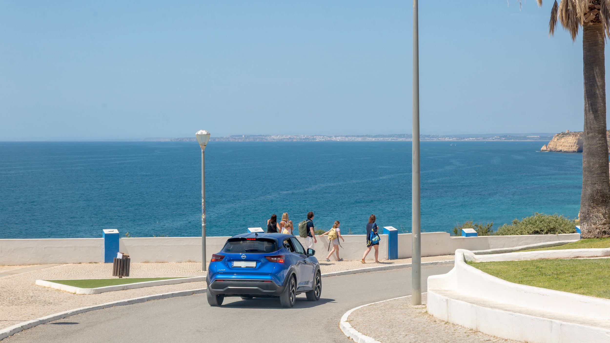 blue-car-in-a-street-of-carvoeiro.png
