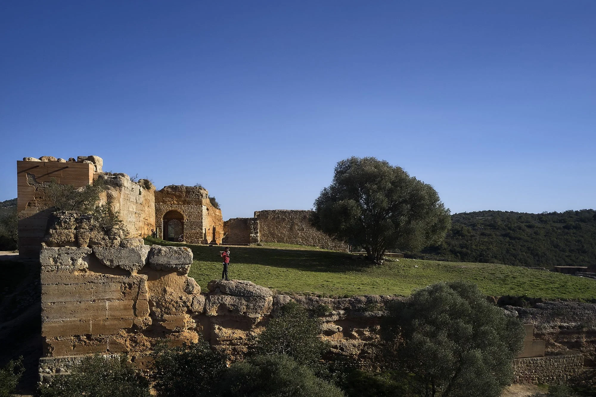 Tourist visiting Paderne Castle