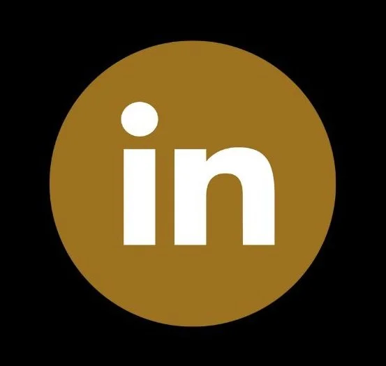 Logo de LinkedIn avec un fond noir et un cercle doré autour du symbole « in » blanc.