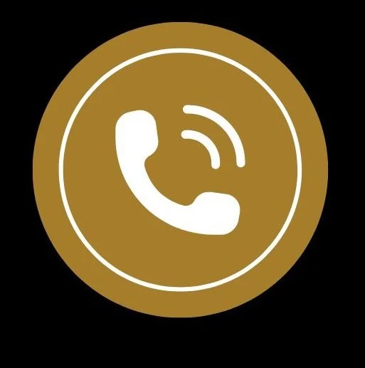 Icône de téléphone dans un cercle doré sur fond noir.