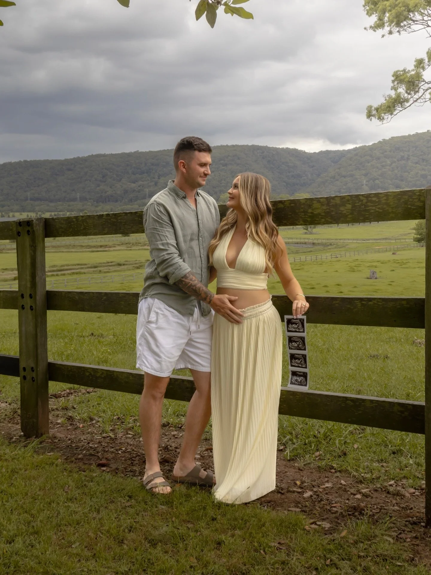 And suddenly two is becoming three 🤍🧷

#photographer #labellemedia #babyannouncement #babyphotoshoot