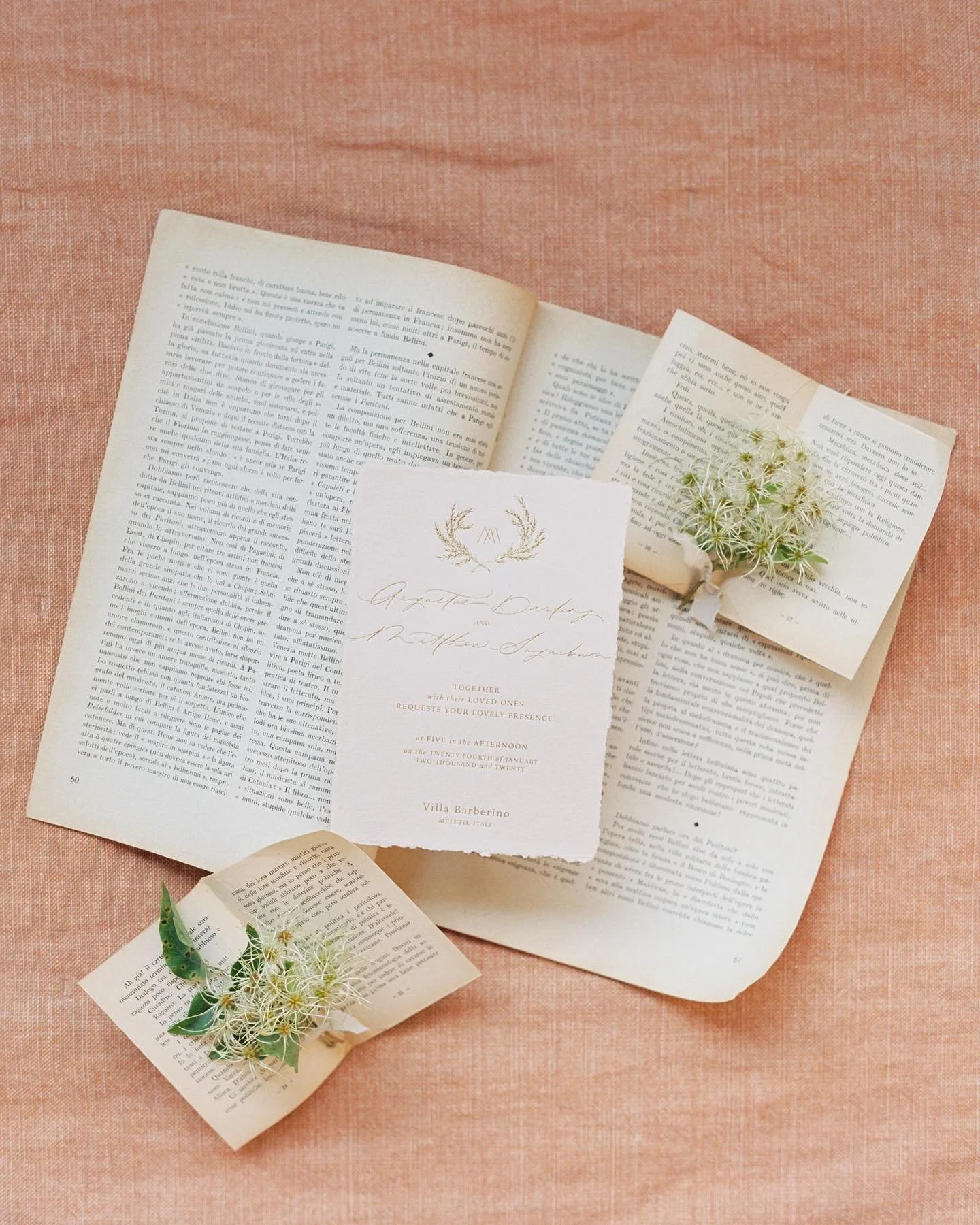 Gold foil printing on luxurious handmade paper is always so mesmerizing 🤌🏼
.
Masterful styling by @jannabrowndesignco and @lizandolinaphotography ✨ 
&bull;
Vendors:

Photographer: @lizandolinaphotography | designer, florist, &amp; planning: @jannab