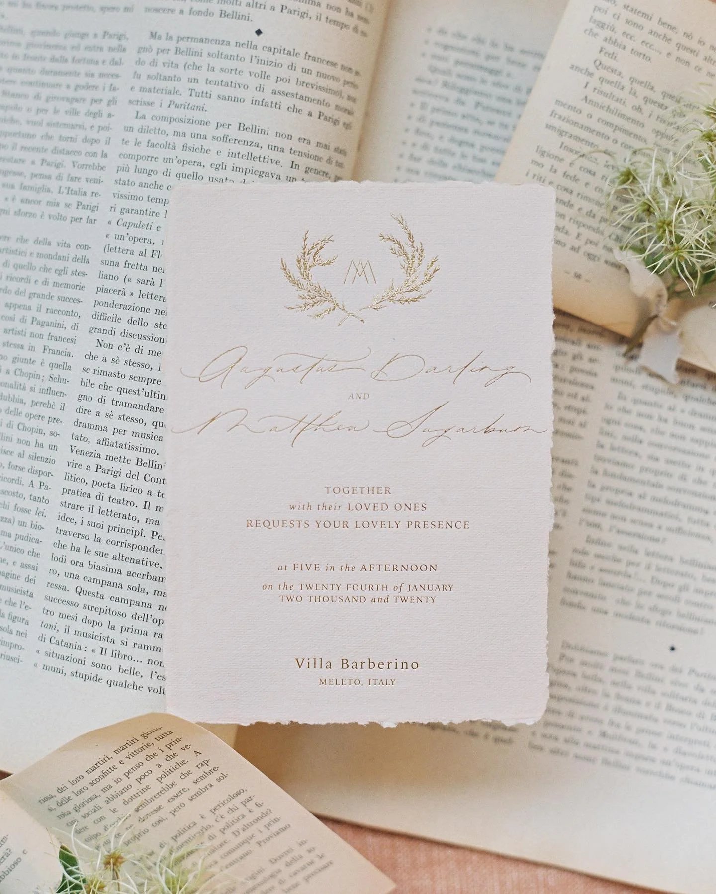 Wondering how to add gold to your wedding invitations without everything looking heavy and old-fashioned? We have the solution for you: foil printing. When the text is in gold and it glitters, shimmers and shines, the look is lighter and fresher. Cho