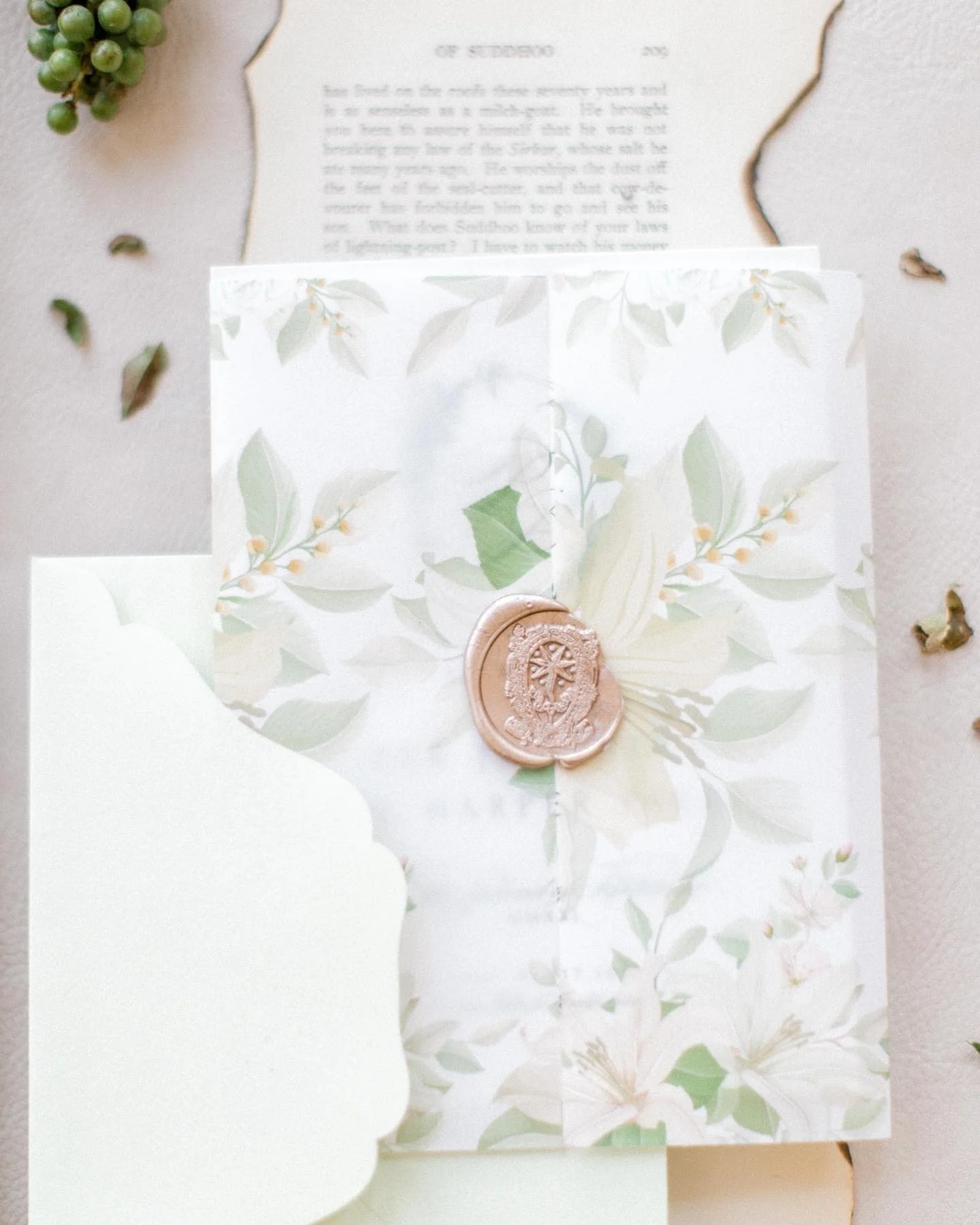 Add on elements in the invitation suite such as illustrated gatefolds and wax seals build a certain flair of excitement and spark some drama that thrills anyone who receives it ✨
&bull;
Coordination &amp; Styling: @occasionsbybeaprescilla
Photographe
