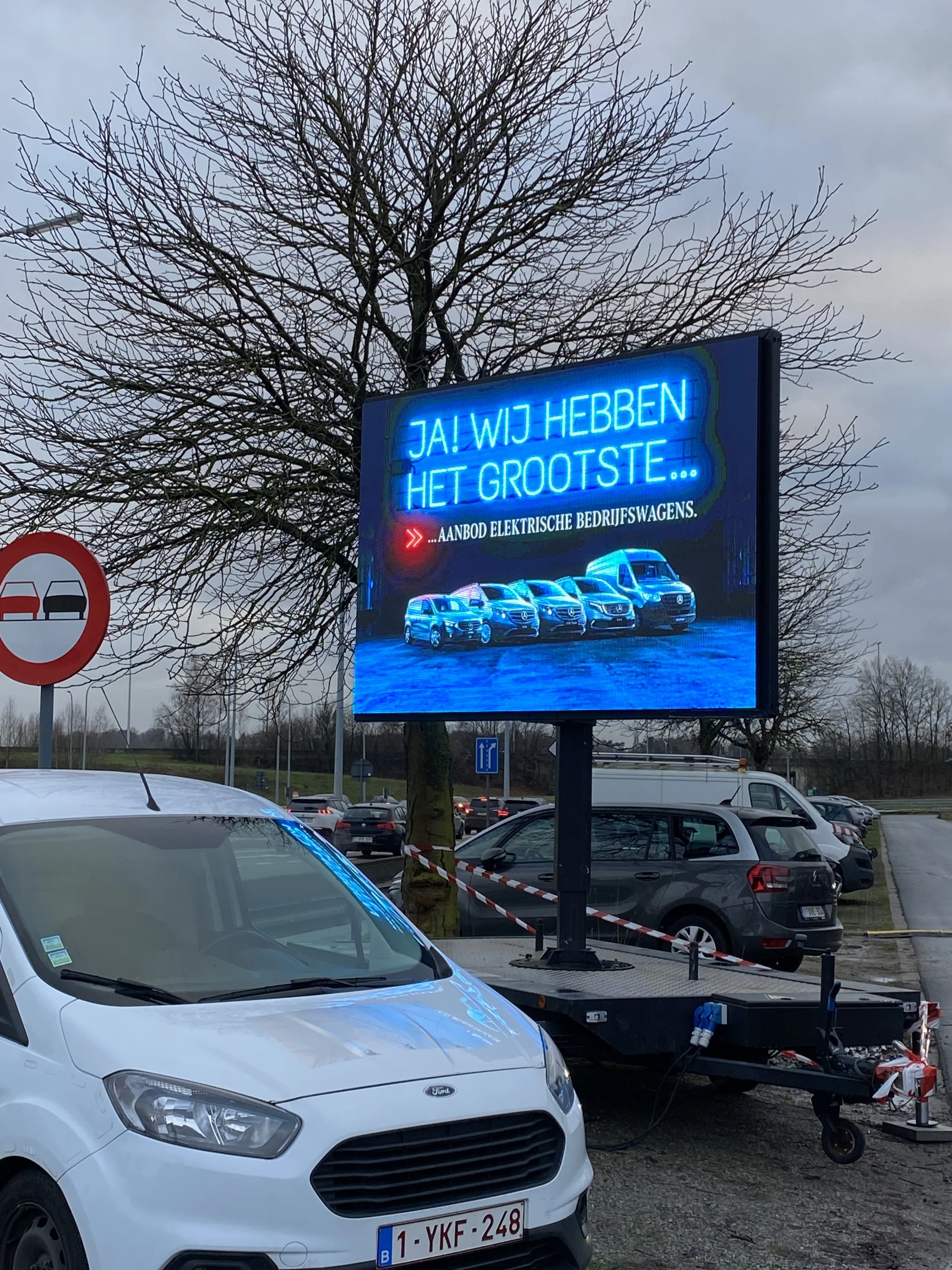Ledscherm met advertentie voor elektrische bedrijfswagens, met de boodschap "Ja! Wij hebben het grootste... elektrische bedrijfswagenaanbod." Geschikt voor digitale buitenreclame en promotie