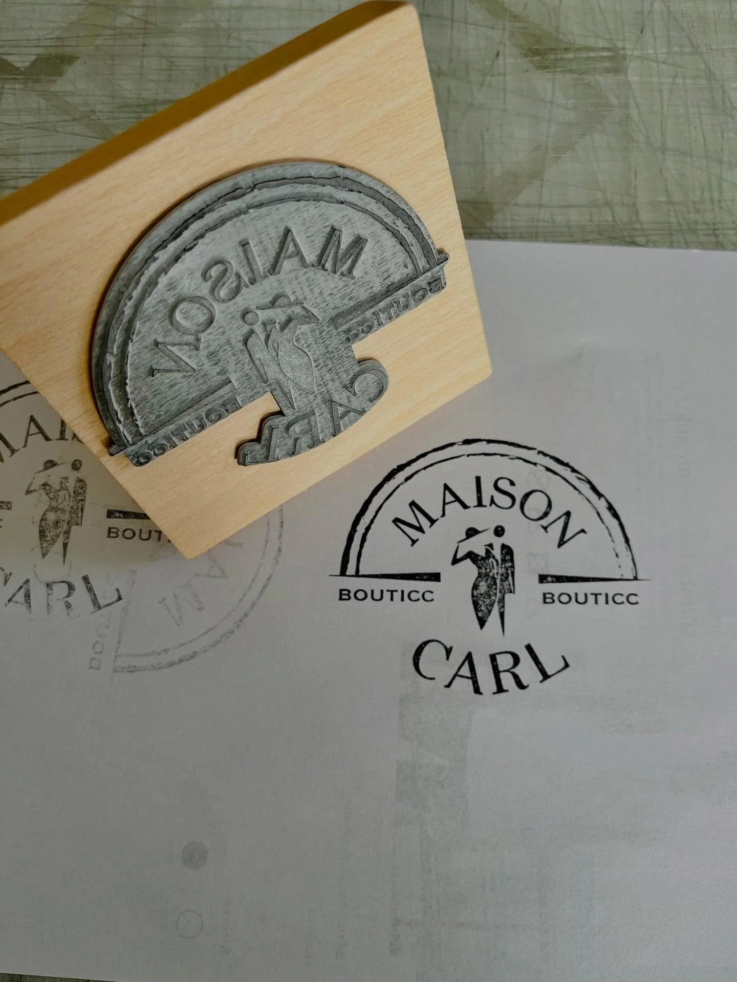 &ldquo;Hey Stoffel, ik wil graag dingen makkelijk zelf bedrukken zonder telkens naar de drukker te moeten. Heb jij een idee?&rdquo;

Jazeker! Voor @maisoncarl.tienen maakten we een authentieke stempel op maat, perfect voor &aacute;lle kleuren &eacute