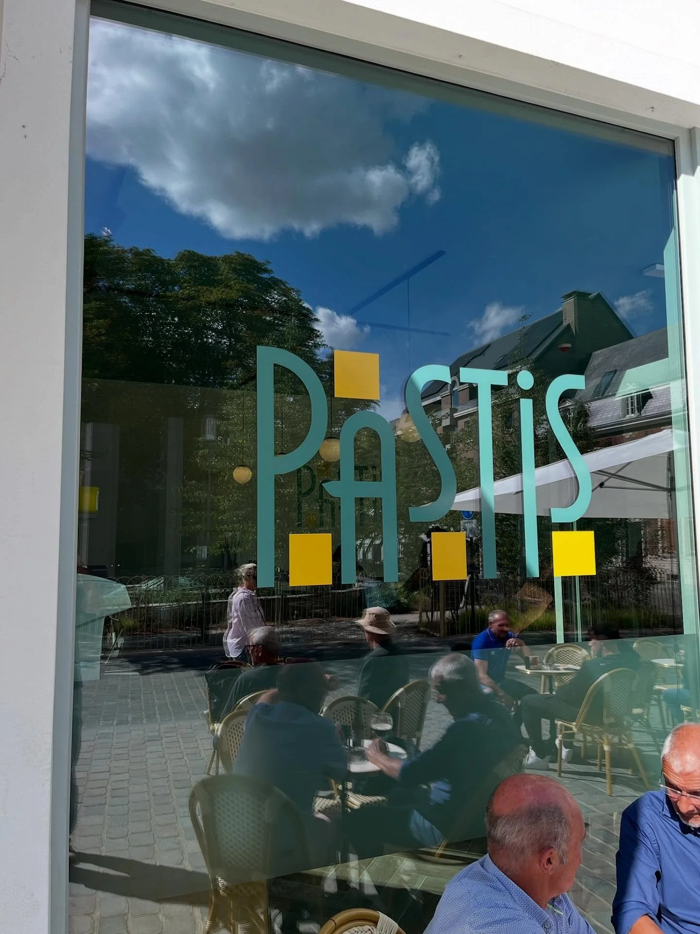 &ldquo;Hey Stoffel, ik start een nieuwe zaak op de markt en heb nog stickers nodig voor mijn ramen&rdquo;

Say no more! 🫡 

Hello Pastis, go check it out!