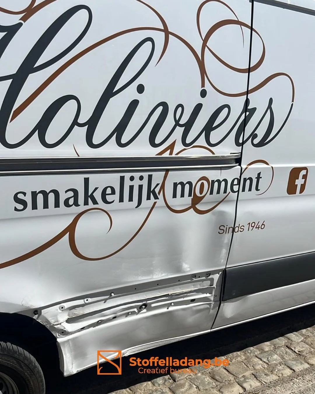 Wij plakken stickers op de nieuwe camionette van @BakkerijHoliviers. Schone bak, schone stickers. 
Drie weken later? camionette kapot 

Geen probleem, verzekering regelt ne nieuwe en wij weer stickers gaan plakken. 
Conclusie: onze stickers overleven