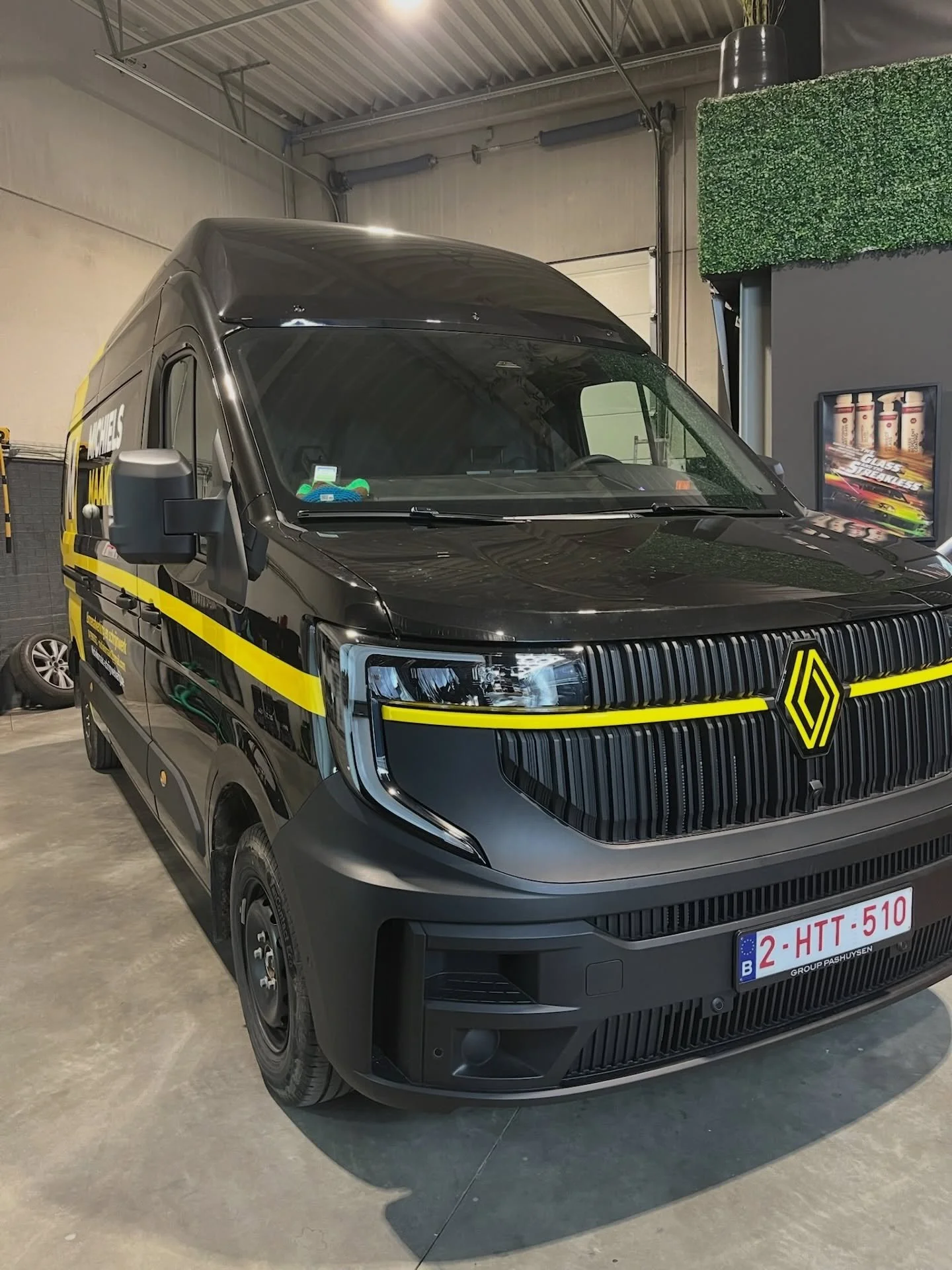 Michiels Maakt&hellip; en wij plakken!
Vers van de pers: de nieuwe camionette van michiels_maakt, volledig in het nieuw met onze bestickering 🚚