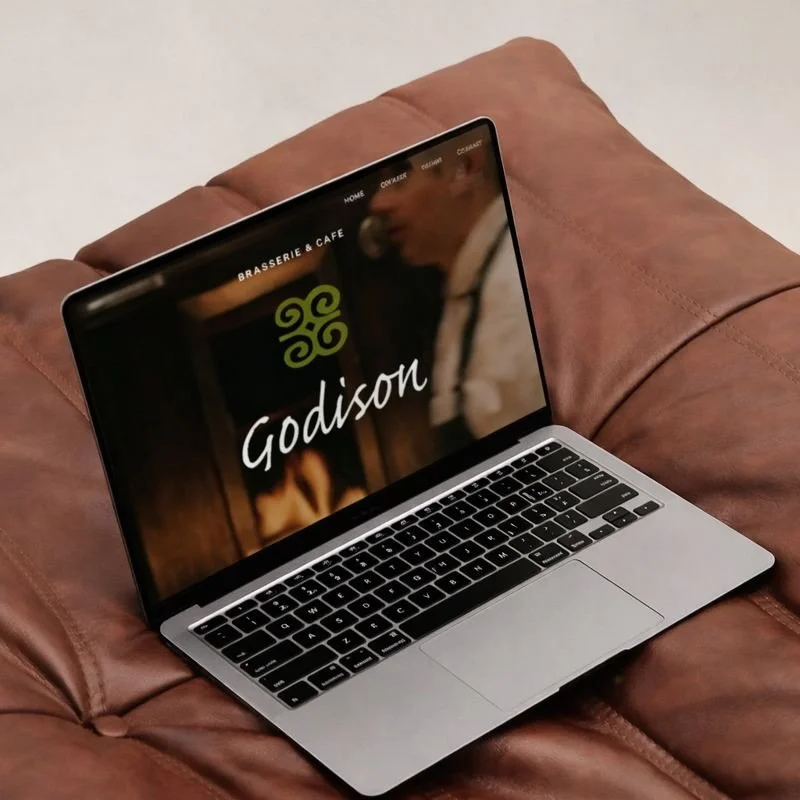 &lsquo;Hey Stoffel, kan jij onze website terug wat appetijtelijk maken?&rsquo; Ja hoor! Is zien of reseveren? Go check out de nieuwe website van @godisonbrasserie 🍽️🍸