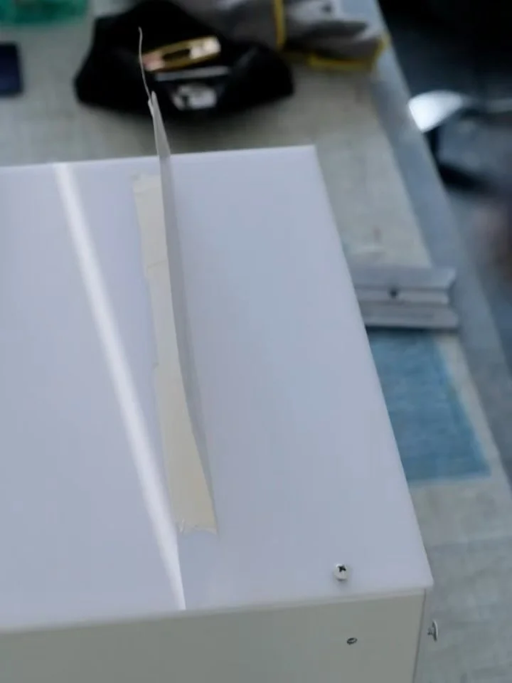 Hey Stoffel, wij willen een lichtreclame die nog niemand hier heeft en langs alle kanten opvalt, kun jij iets maken? 🧐

Tuurlijk chefke! Een grote kubus strak tegen de gevel. Opvallend in het straatbeeld @bonaventure.tienen