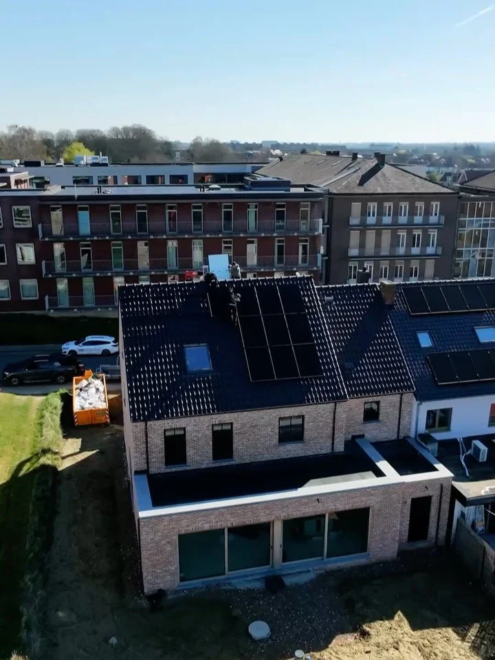 &ldquo;Hey Stoffel, ik heb gehoord dat gij tegenwoordig ook met een drone rondvliegt?
Kunt gij eens komen filmen op onze daken?&rdquo;

Tuurlijk! Dronebeelden voor @de_laadkameraad 
Schoon voor op de website, maar ook super handig om werven, daken of