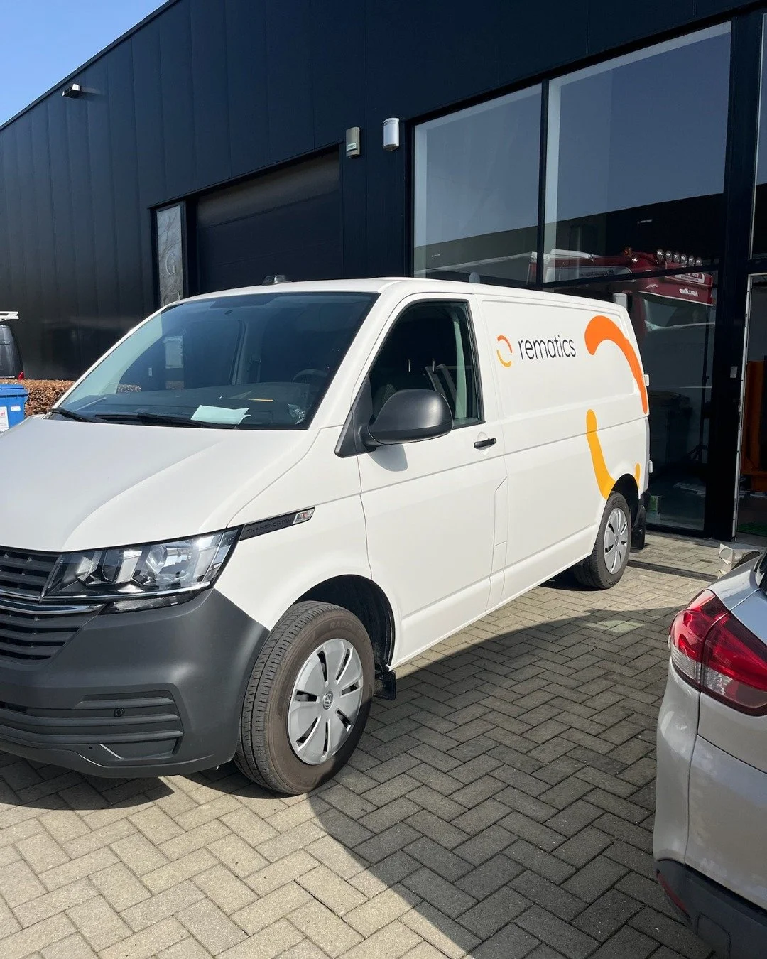 &ldquo;Hey Stoffel! We zoeken iemand die onze camionette kan bestickeren zodat Rematics vanaf nu ook op de baan zichtbaar is, kan jij ons helpen?&rdquo; Ofcourse! 🚛

Nieuwe camionette voor @rematics. Ook benieuwd naar de rest van hun reclamemateriaa