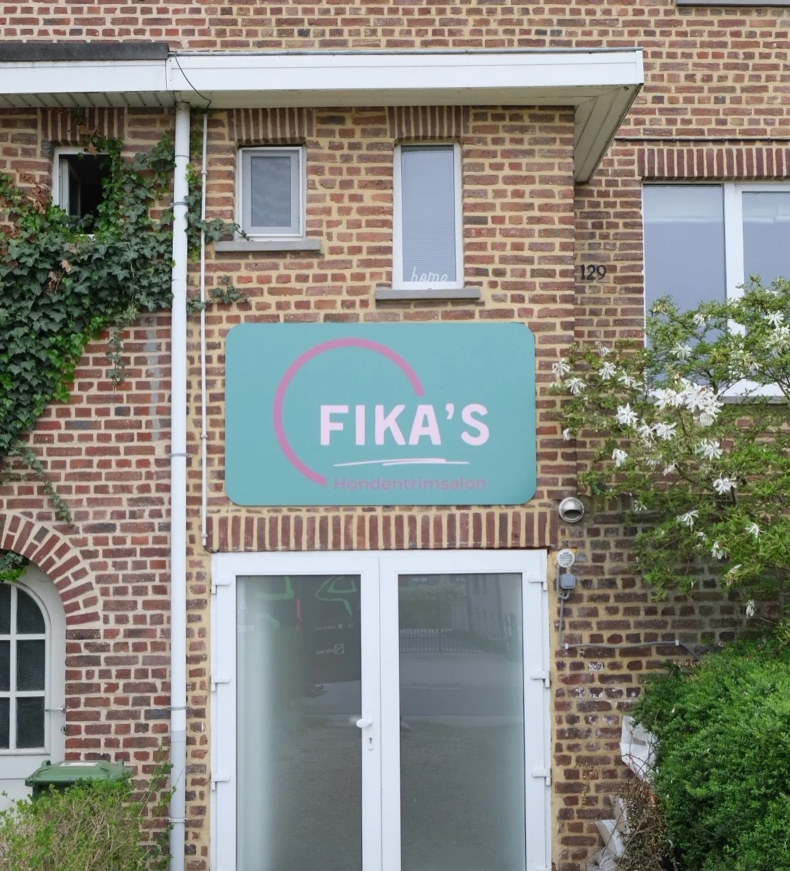 &ldquo;Hey Stoffel! We starten met ons hondenkapsalon en zijn nog op zoek naar een leuke branding die echt bij ons past...kan jij ons helpen?&rdquo;
Natuurlijk 🐶✂️

Nieuwe branding voor @fikas_hondentrimsalon inclusief logo, kaartjes, beachvlag en g