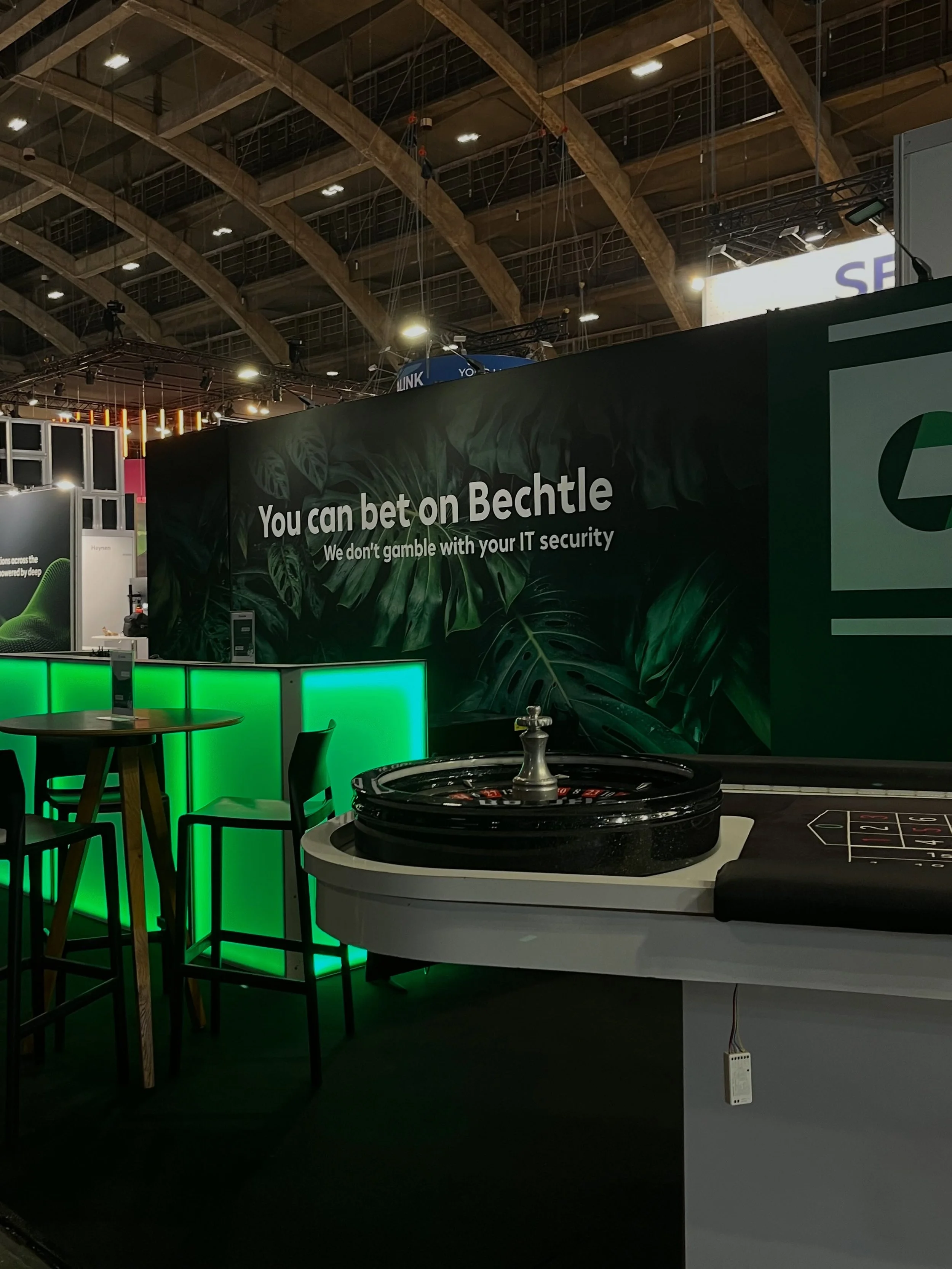 &ldquo;Hey Stoffel &amp; Dagmar! Vorig jaar wist precies niemand dat we op de beurs stonden&hellip; kunnen jullie onze stand dit jaar wat opvallender maken?&rdquo;
Say no more 🙃

Samen met @gatherd_be transformeerden we de beursstand van @lifeatbech