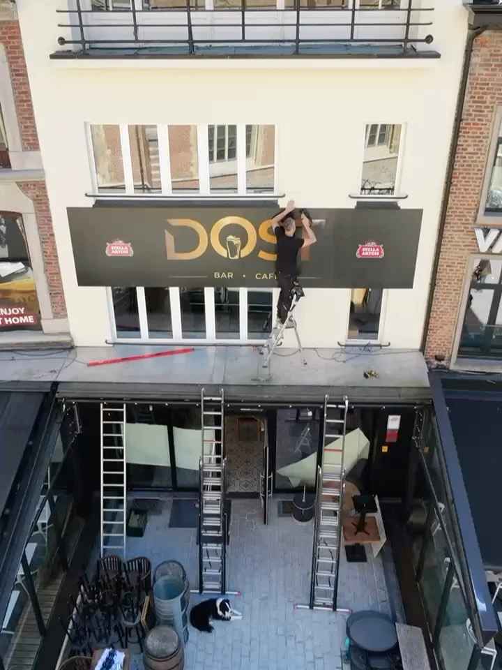 &ldquo;Hey Stoffel! We openen binnenkort een nieuwe zaak in Sint-Truiden en zoeken nog iemand voor onze gevelreclame en stickers, kan jij ons helpen?&rdquo; Tuurlijk 🍷 
Vanaf nu d&eacute; plek in Sint-Truiden voor iedereen met een kleine&hellip; of 