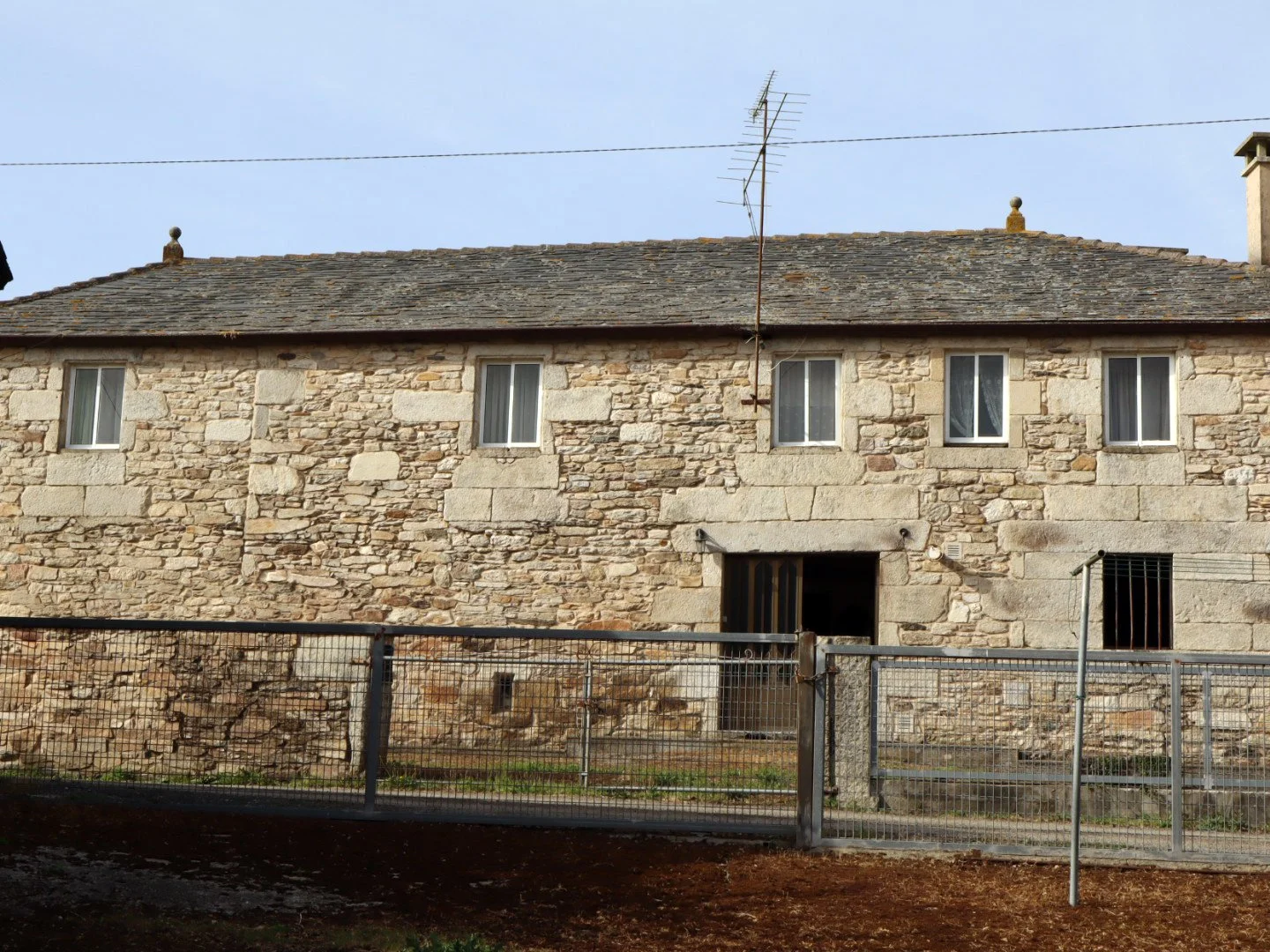 Casa tradicional gallega con finca urbana y gran potencial de desarrollo en Friol (Lugo)