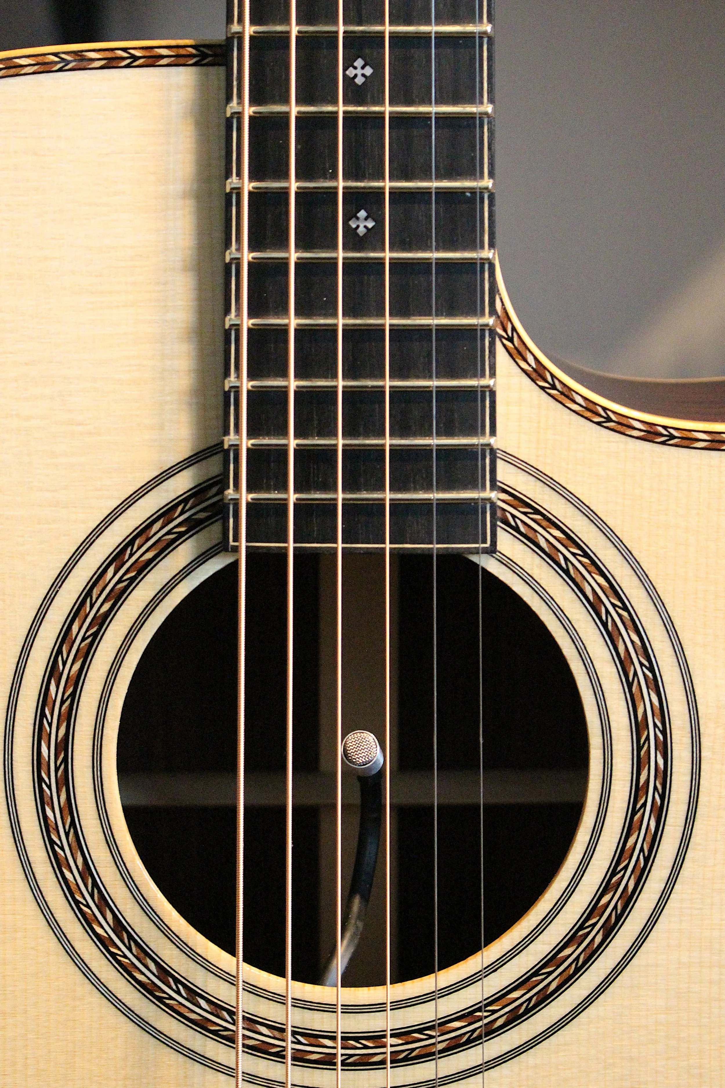 Dreadnought Cut Away - Schweizer Mondfichte, Ostindischer Palisander, K&K Trinity Pro - Old Growth Guitars