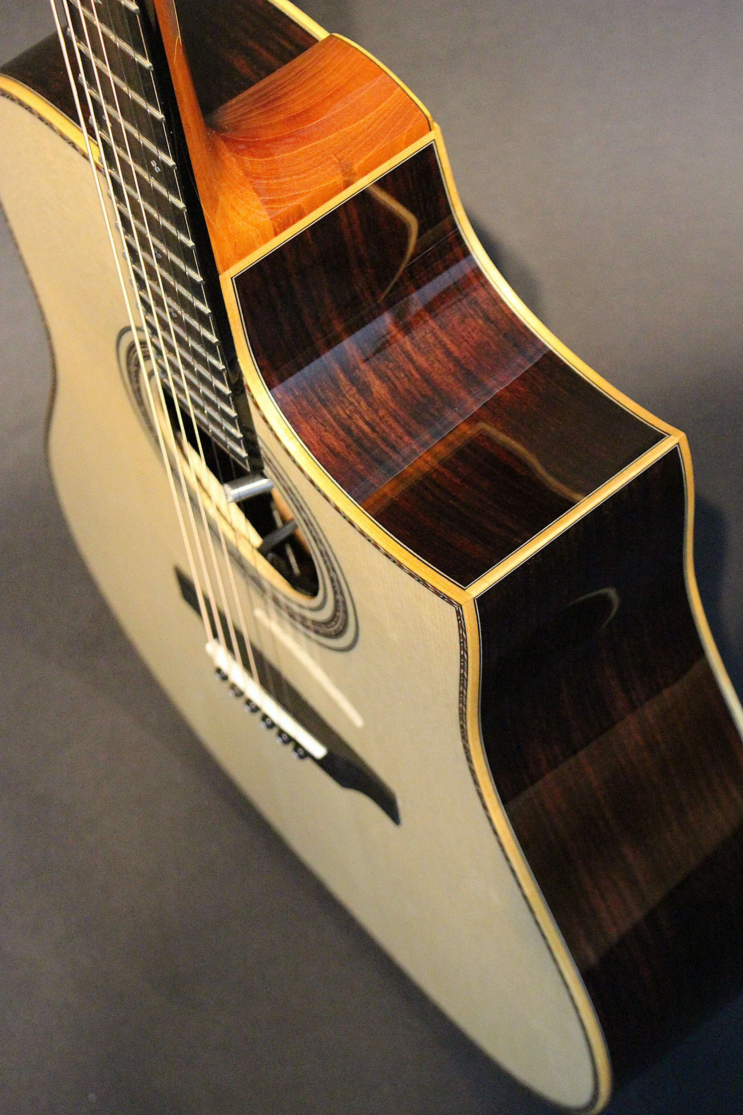 Dreadnought Cut Away - Schweizer Mondfichte, Ostindischer Palisander, K&K Trinity Pro - Old Growth Guitars