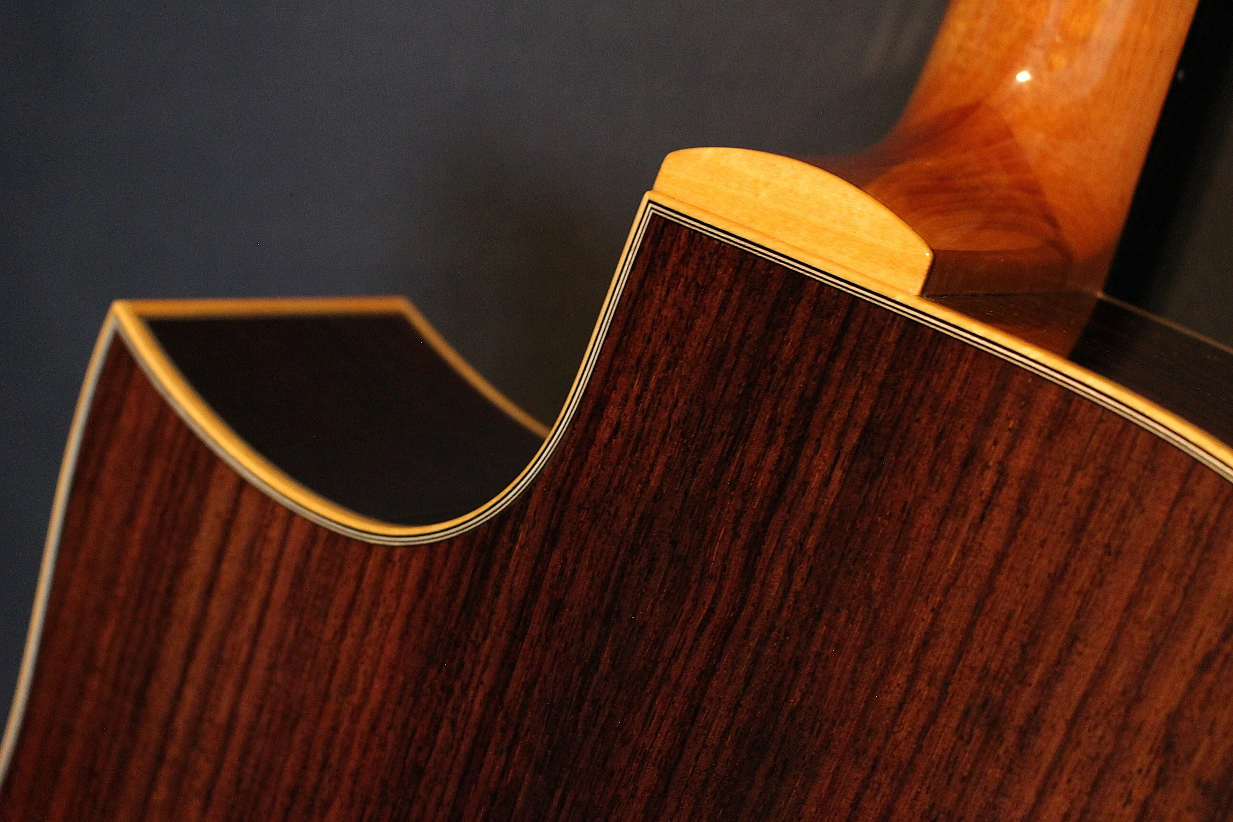 Dreadnought Cut Away - Schweizer Mondfichte, Ostindischer Palisander, K&K Trinity Pro - Old Growth Guitars